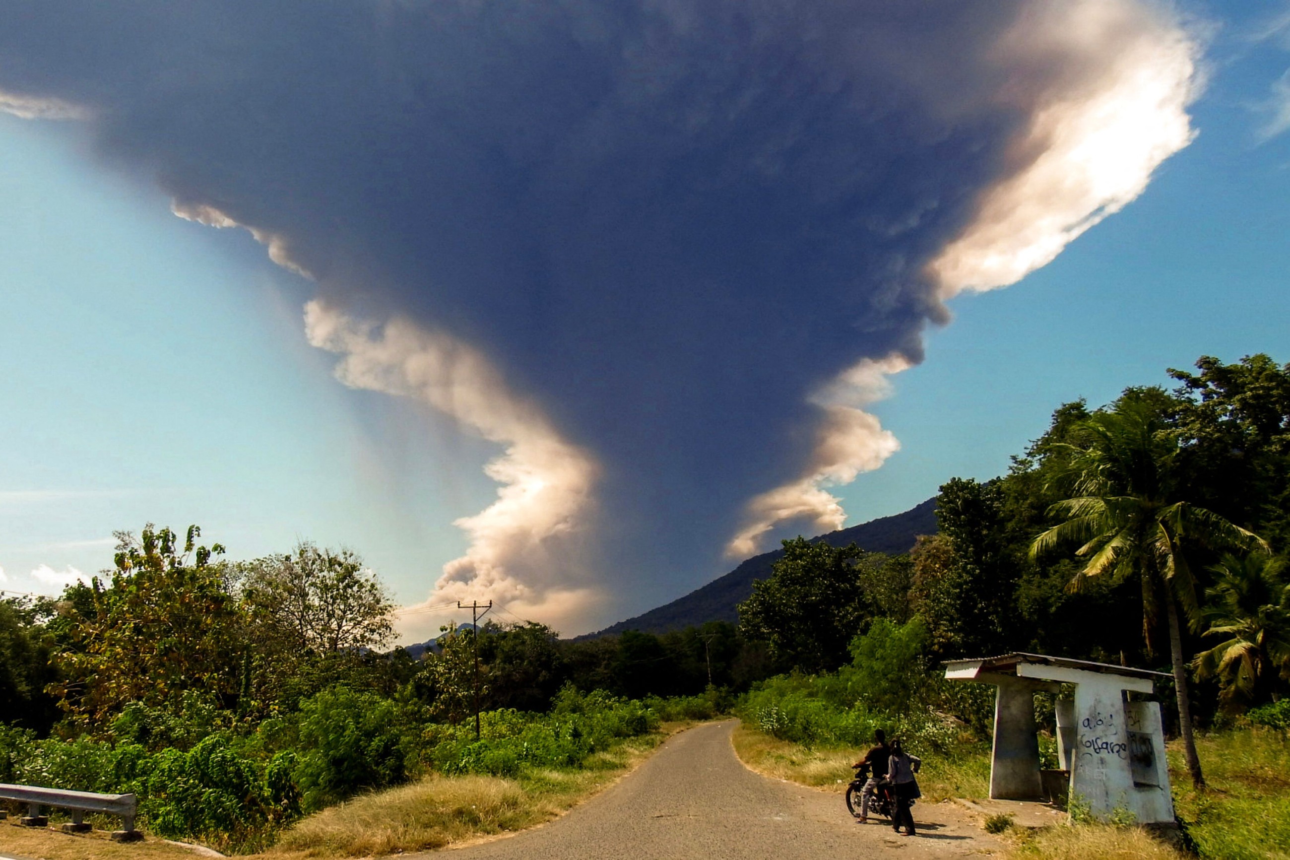 Bali flights nixed after huge volcano eruption
