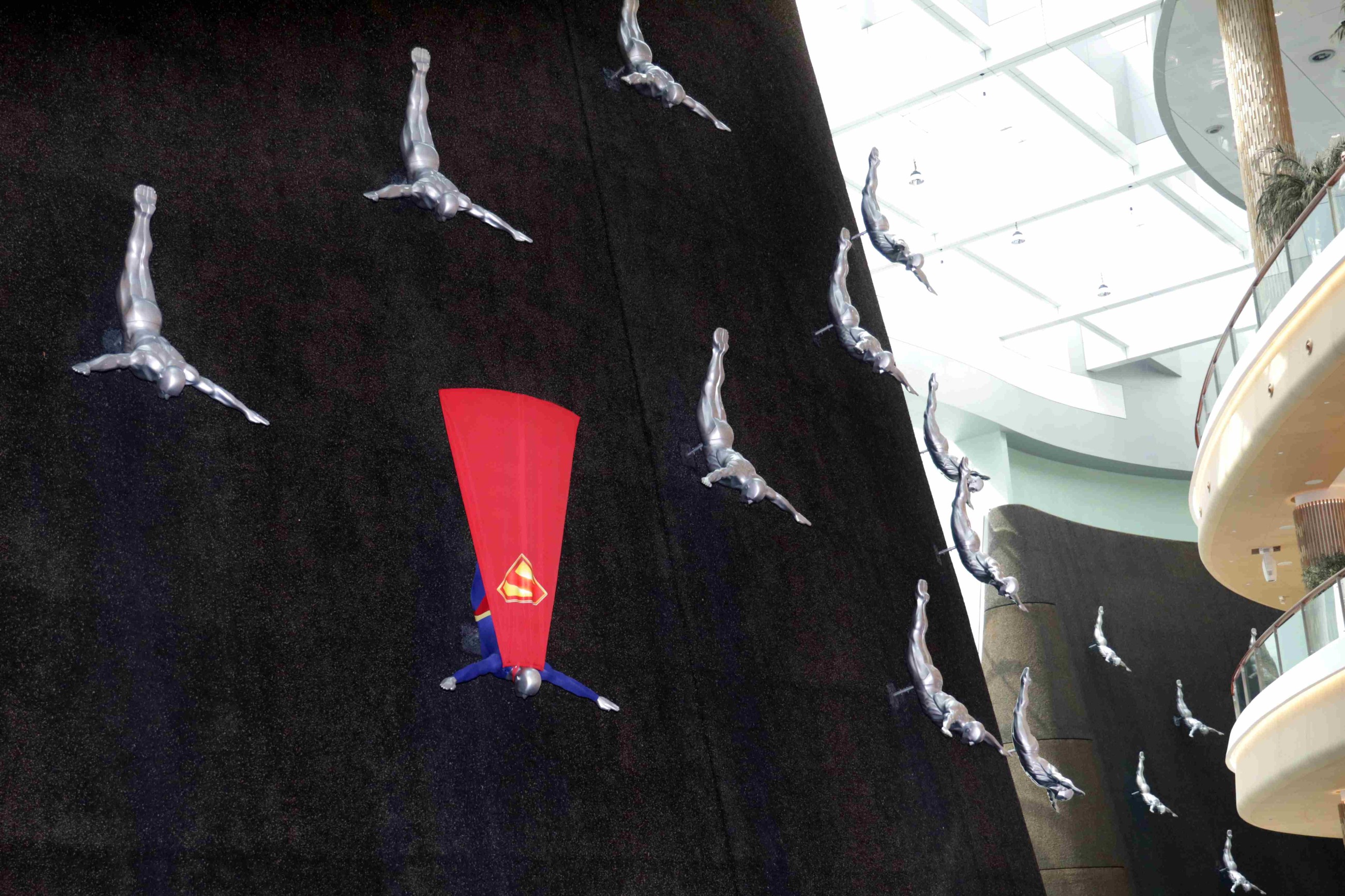 'Superman' wows Dubai Mall Waterfall visitors, to headline Burj Khalifa act tonight
