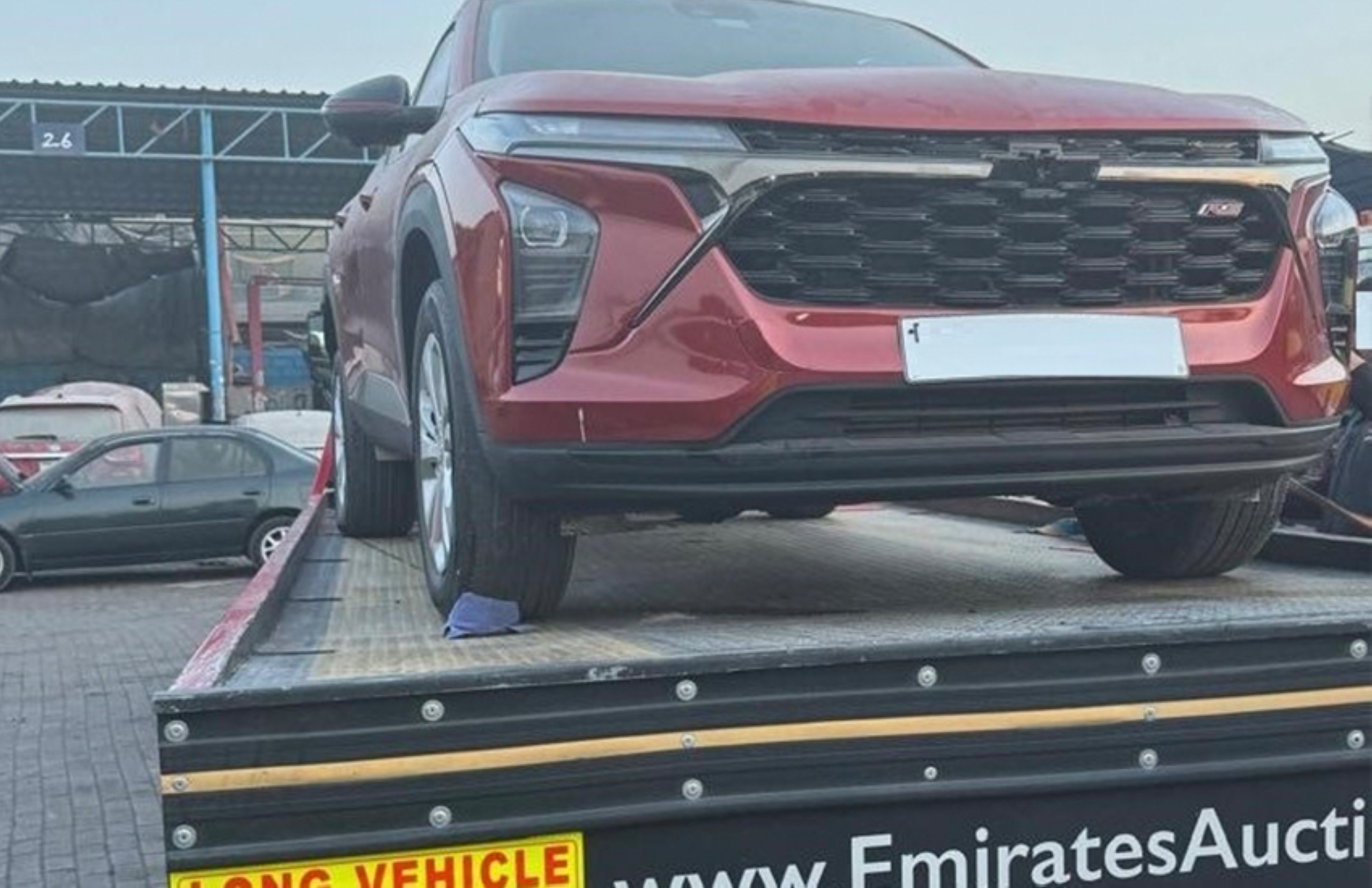 Dubai Police arrest young man for recklessly driving at high speed on the hard shoulder