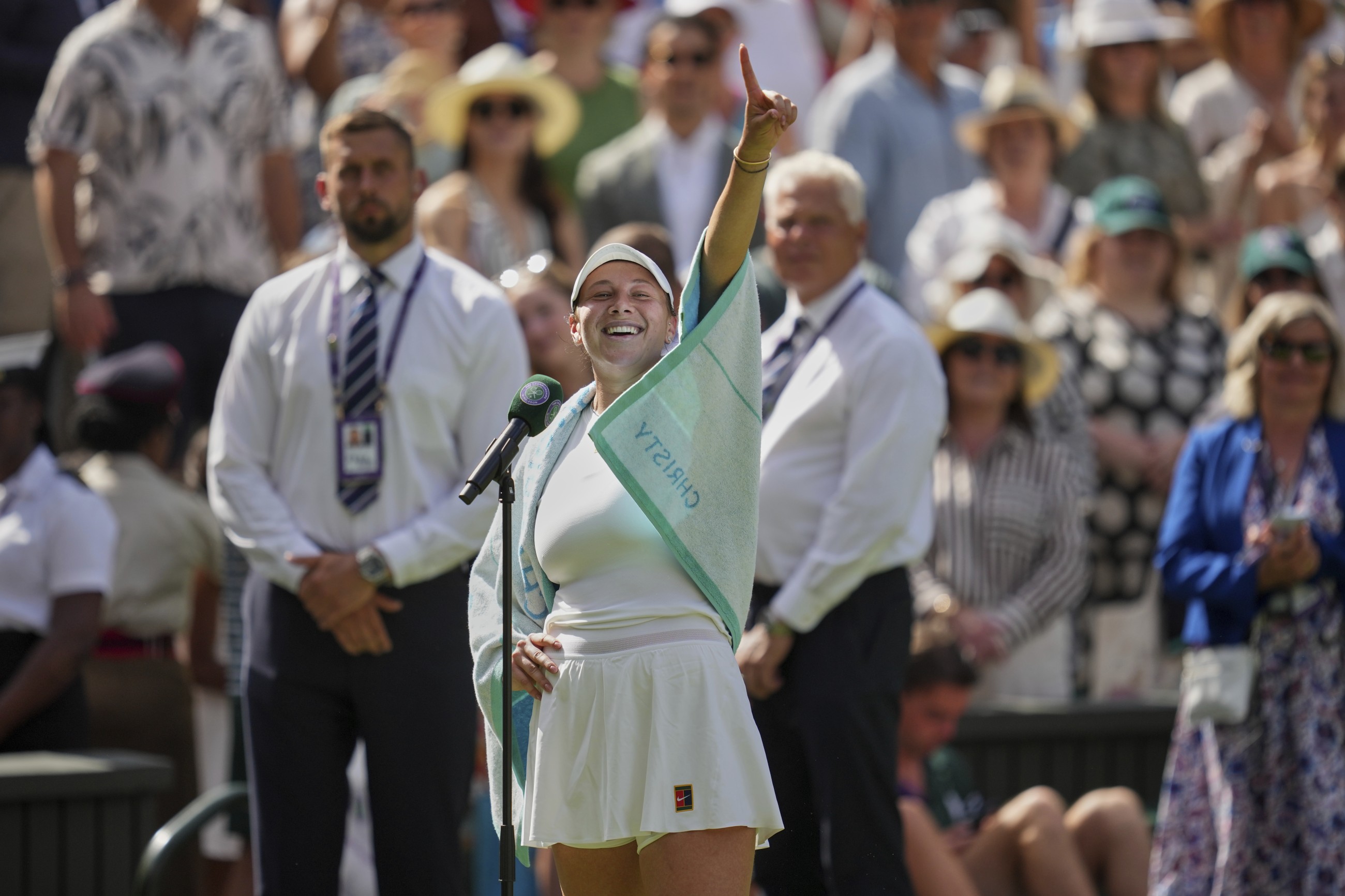 Anisimova outlasts Sabalenka, Swiatek fells Bencic to lock in Wimbledon final