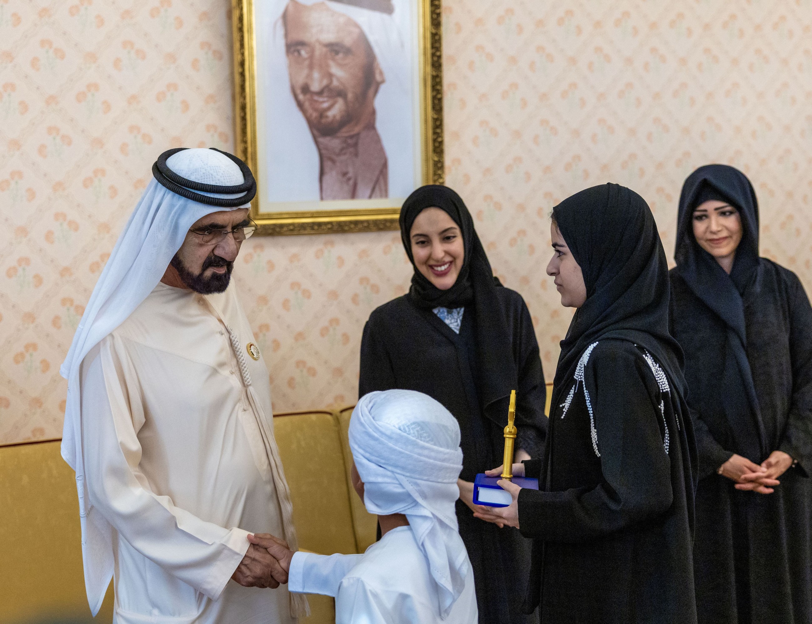 Sheikh Mohammed meets prominent citizens, business leaders, investors, officials