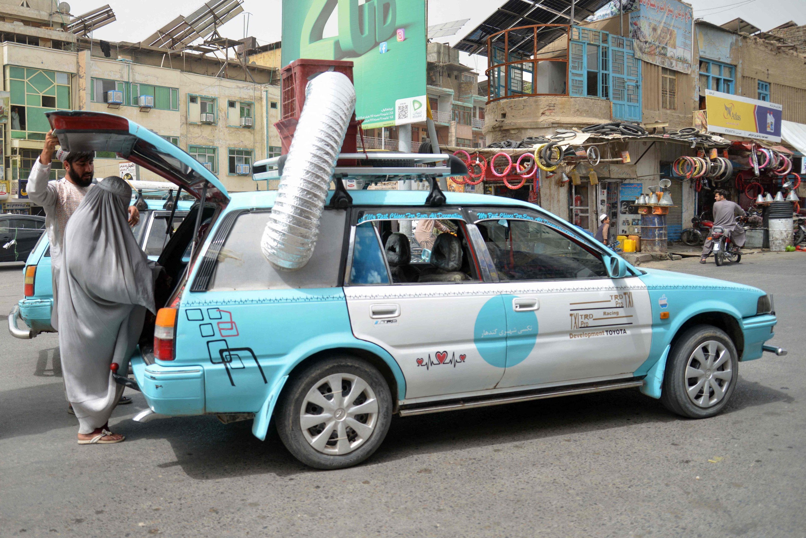 Fatigued Afghan taxi drivers take novel approach to AC