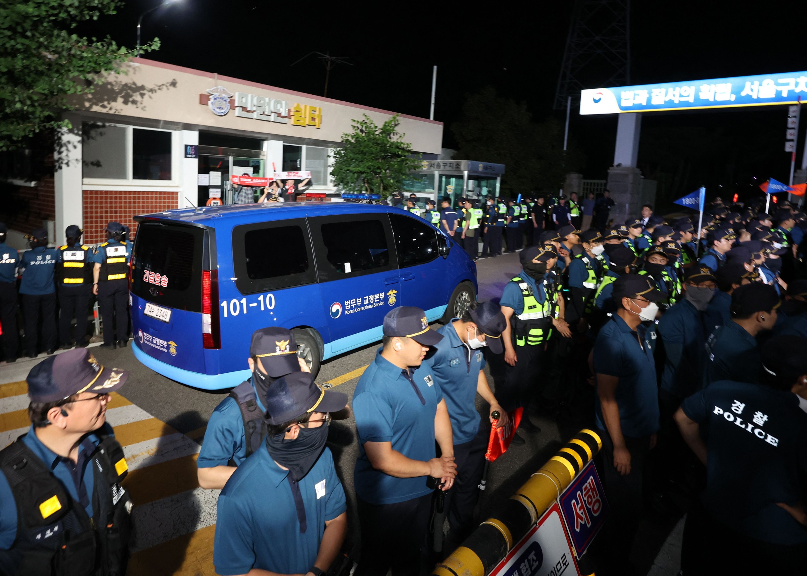 Yoon returns to jail as martial law investigation accelerates