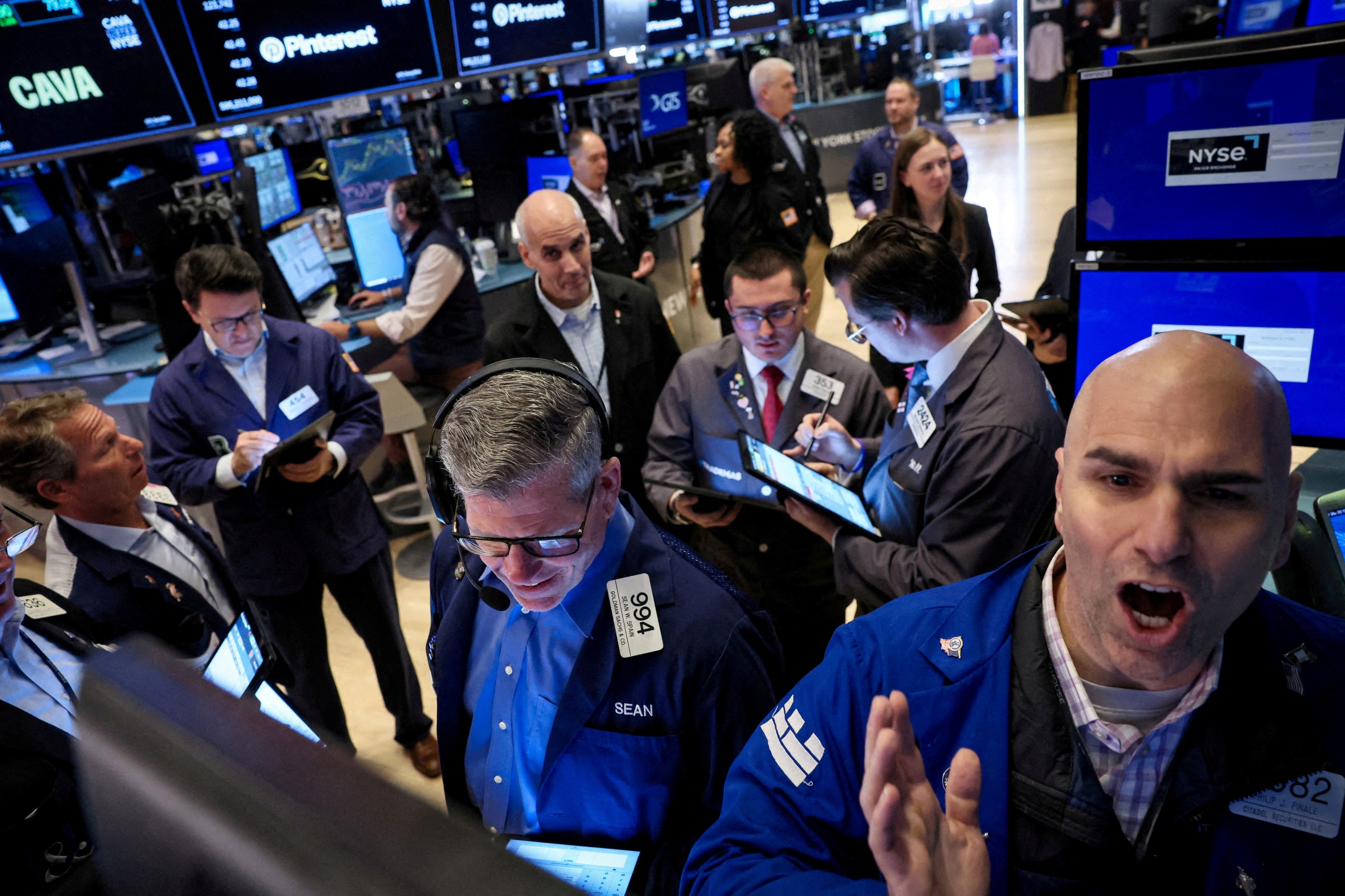Global stock markets nosediveas Trump tariff threats heat up