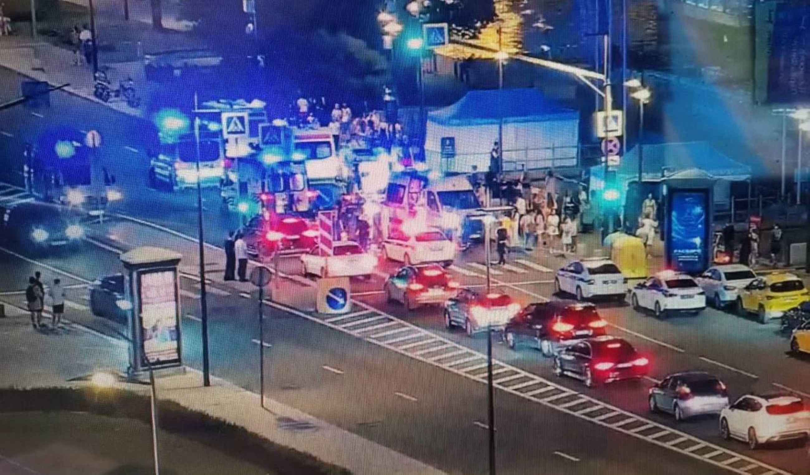 VIDEO: Car jumps red light in Moscow, injuring five including two children