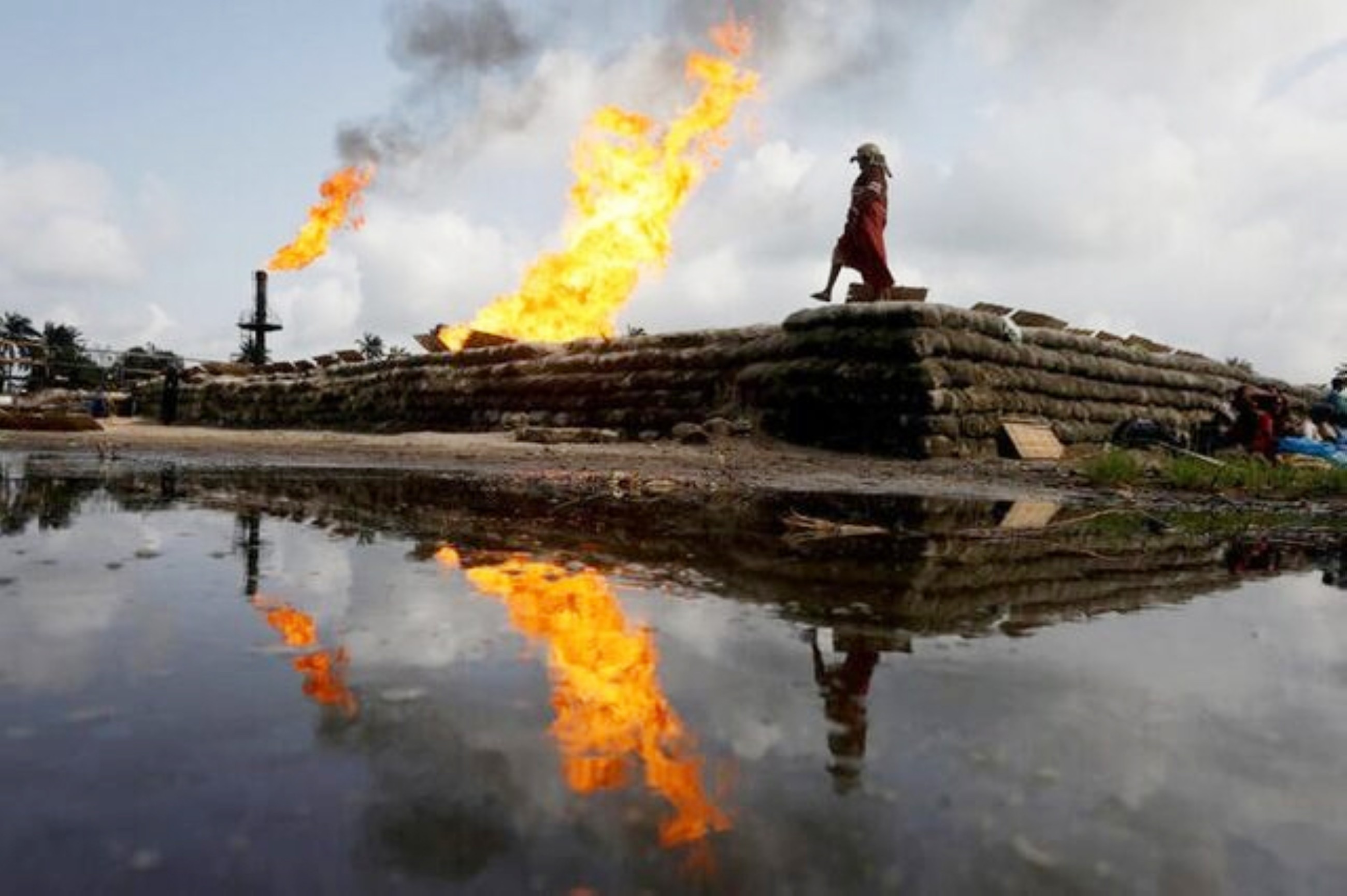 Global gas flaring surged for second year in row, wasting about $63 billion in lost energy: WB