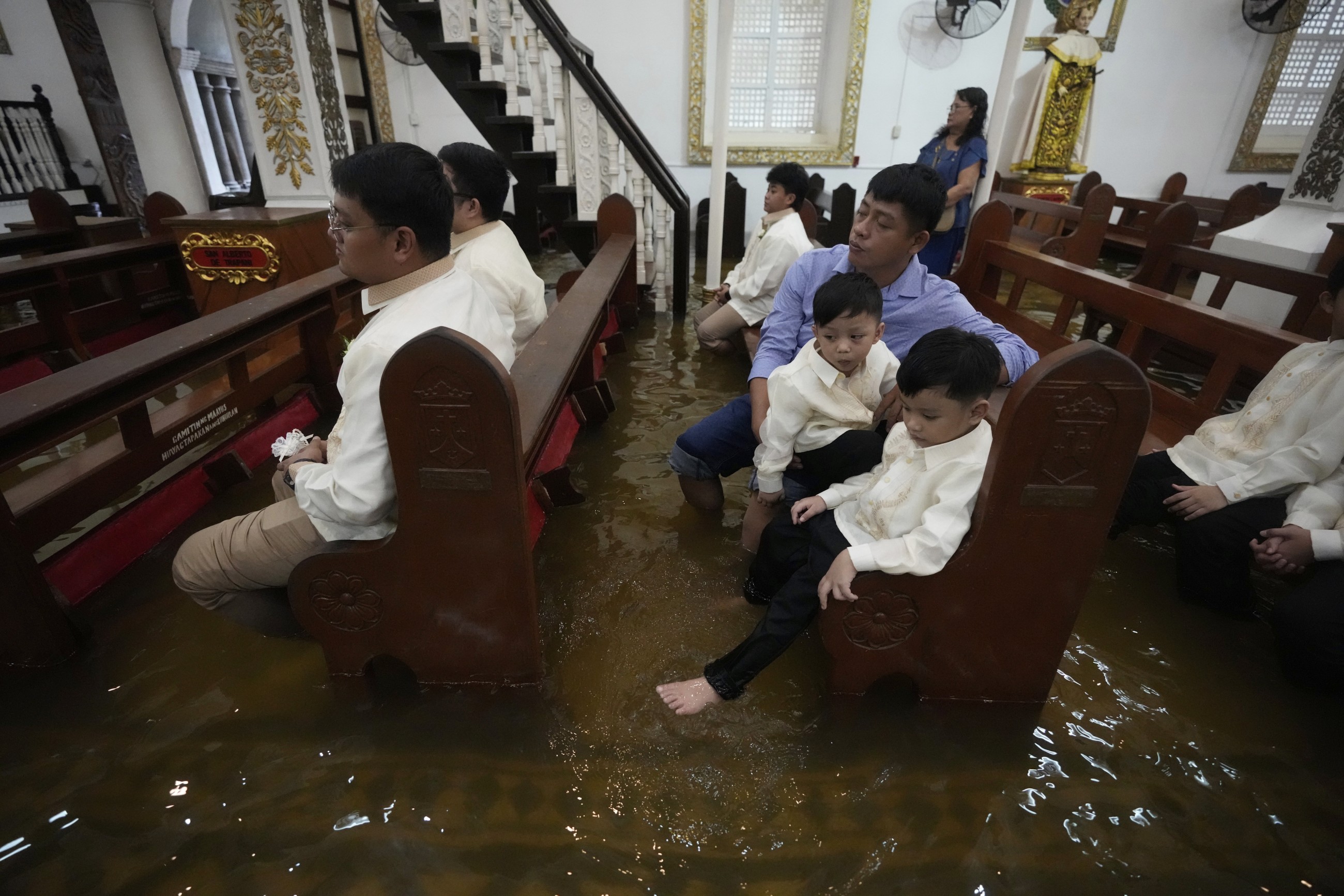 Filipino couple walking down flooded aisle on their wedding day goes viral