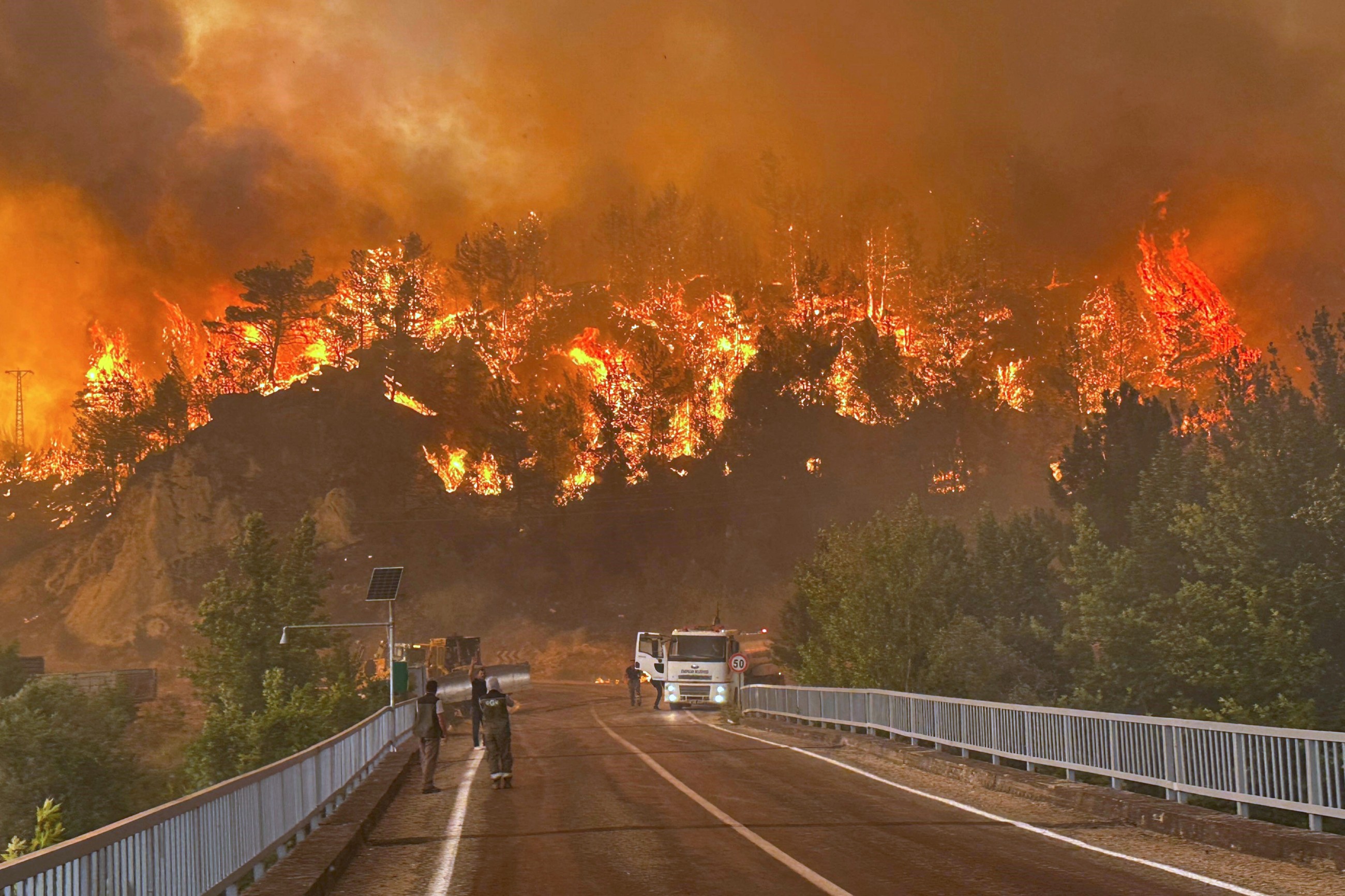 Wildfire kills 10 firefighters and rescue workers in Turkey