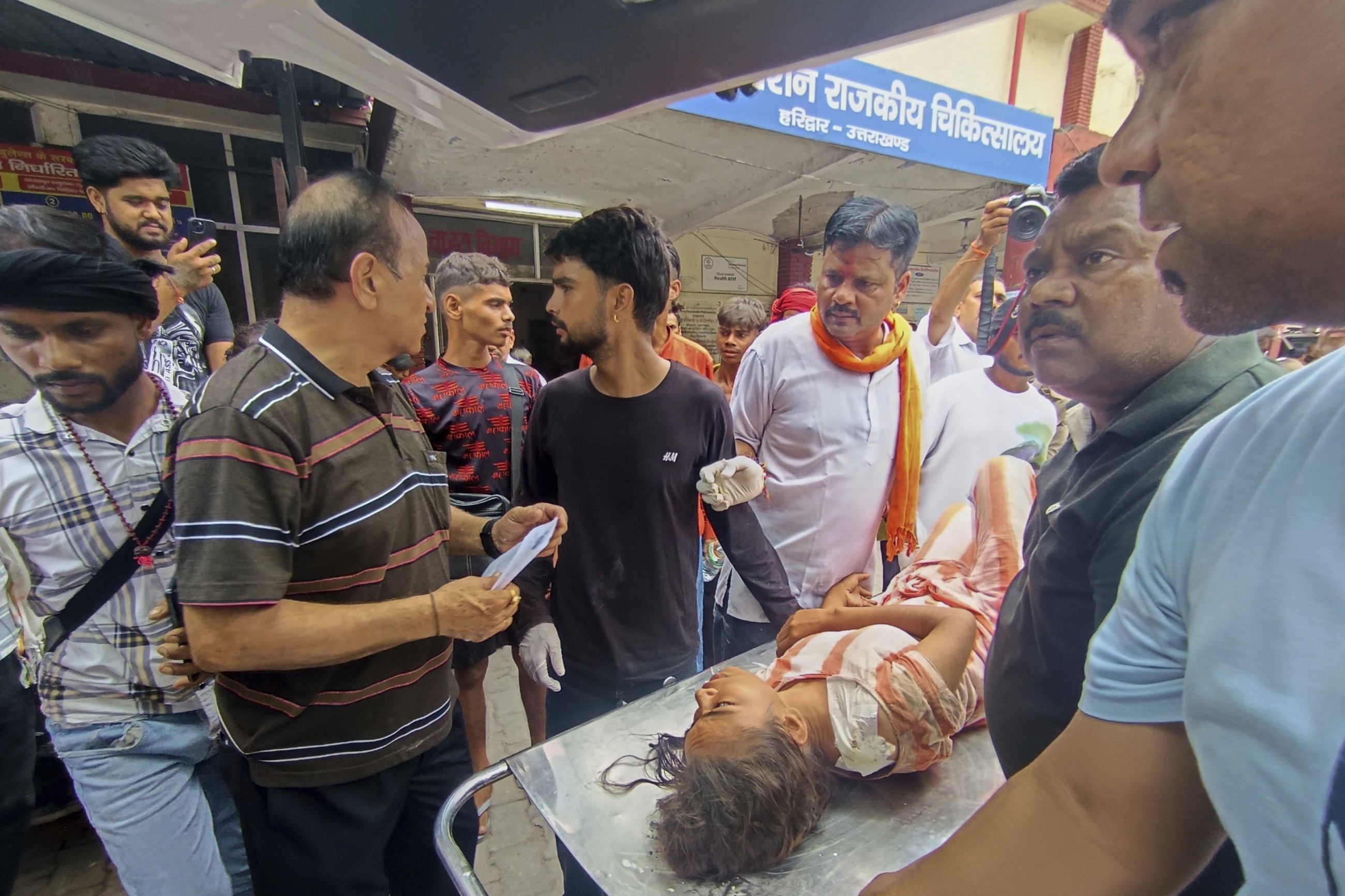 Crowd surge at Hindu temple in India leaves 6 dead