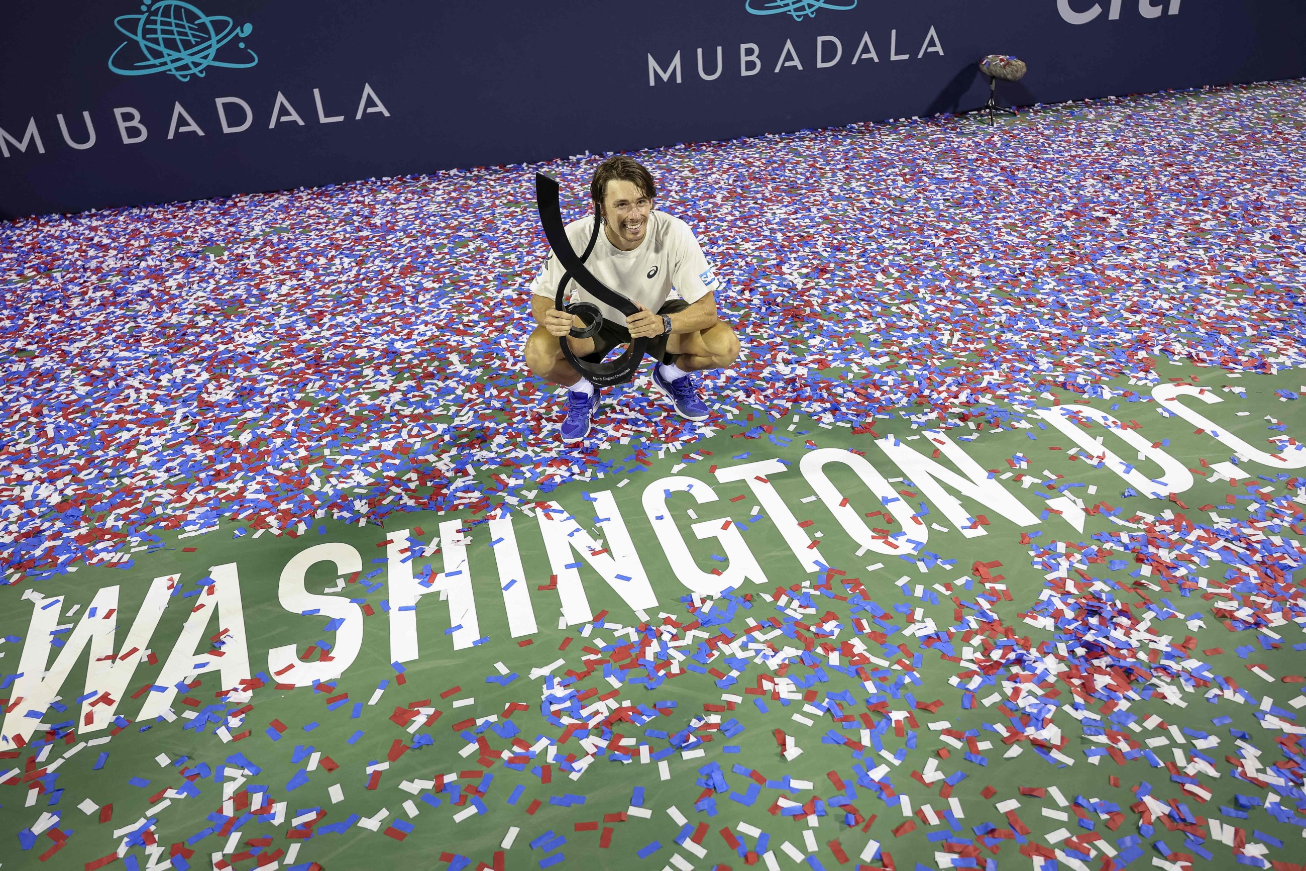 De Minaur battles to DC Open crown