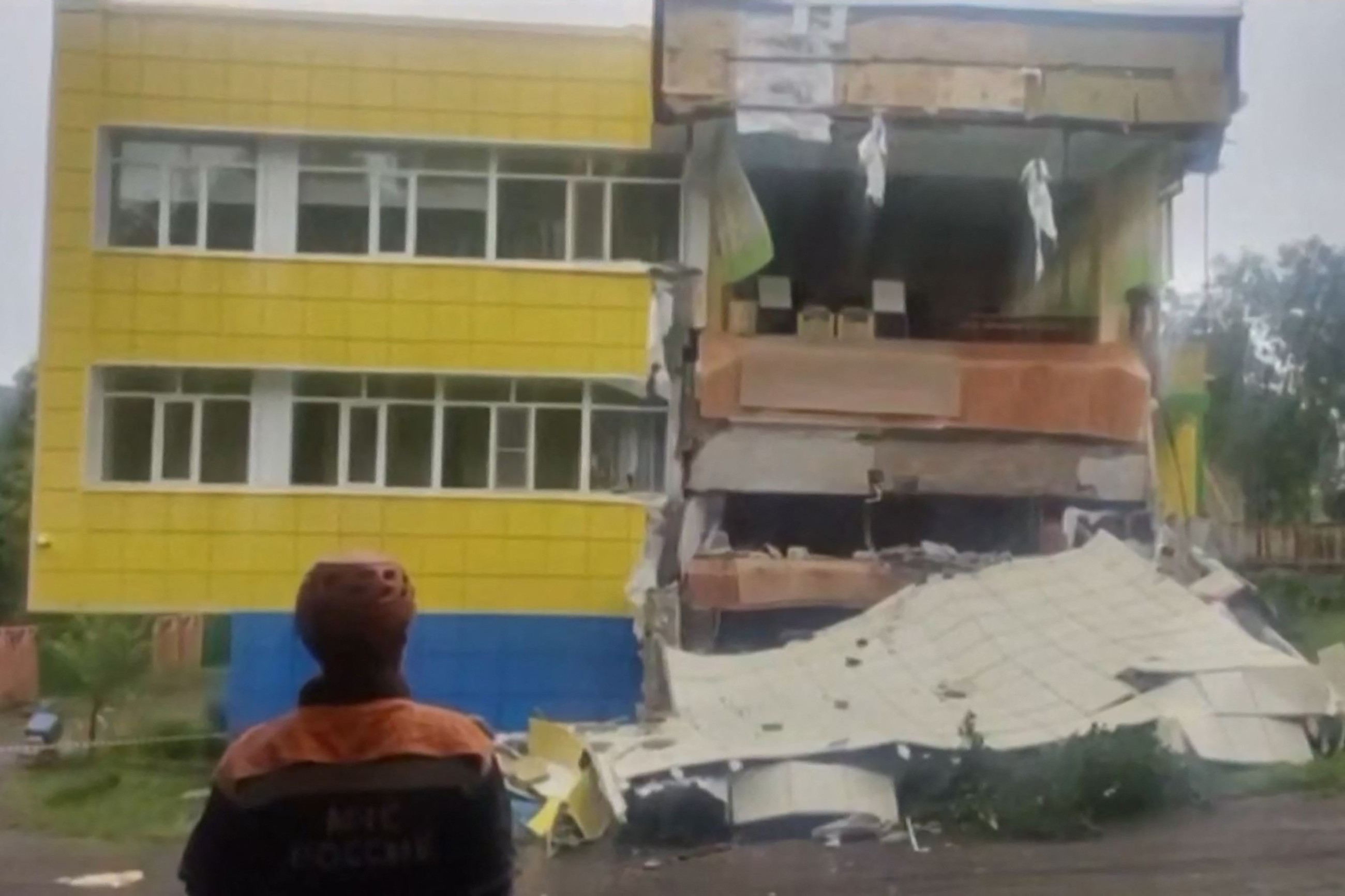 Powerful quake in Russia causes tsunami; Japan orders evacuations