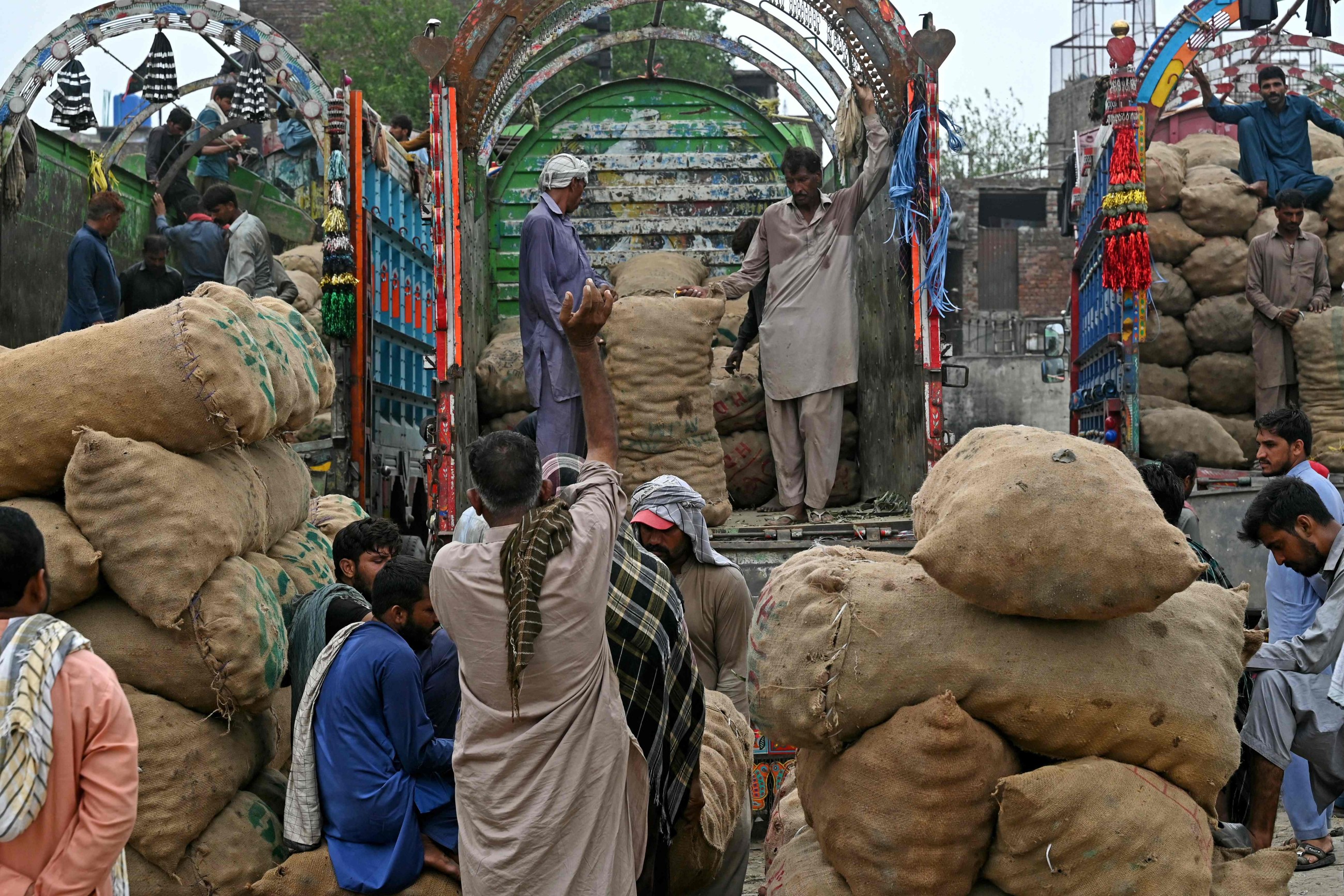 Pakistan surprises by holding key rate steady to stabilise inflation