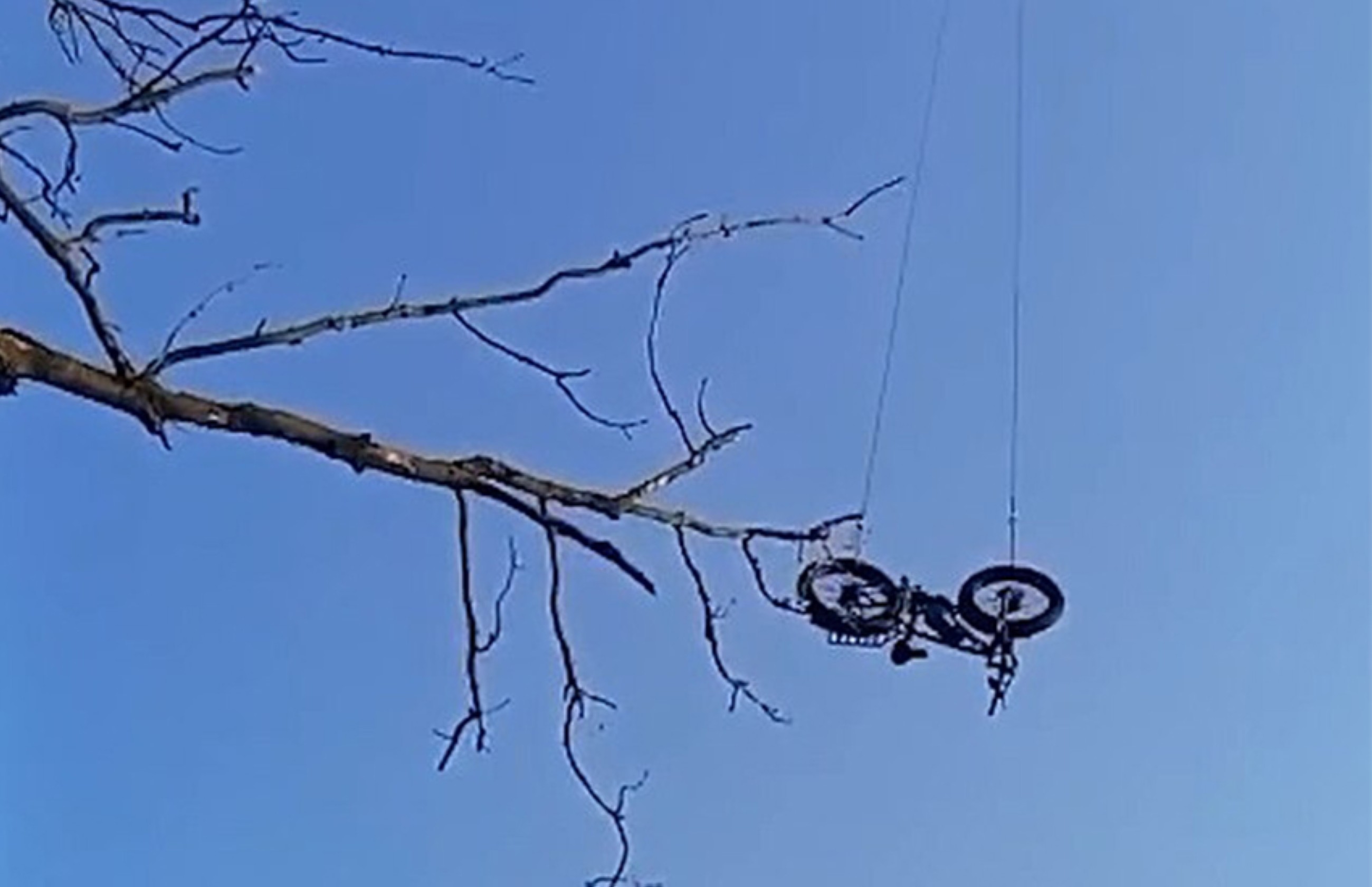 Trapped Ukrainian soldier escapes on e-bike delivered by drone