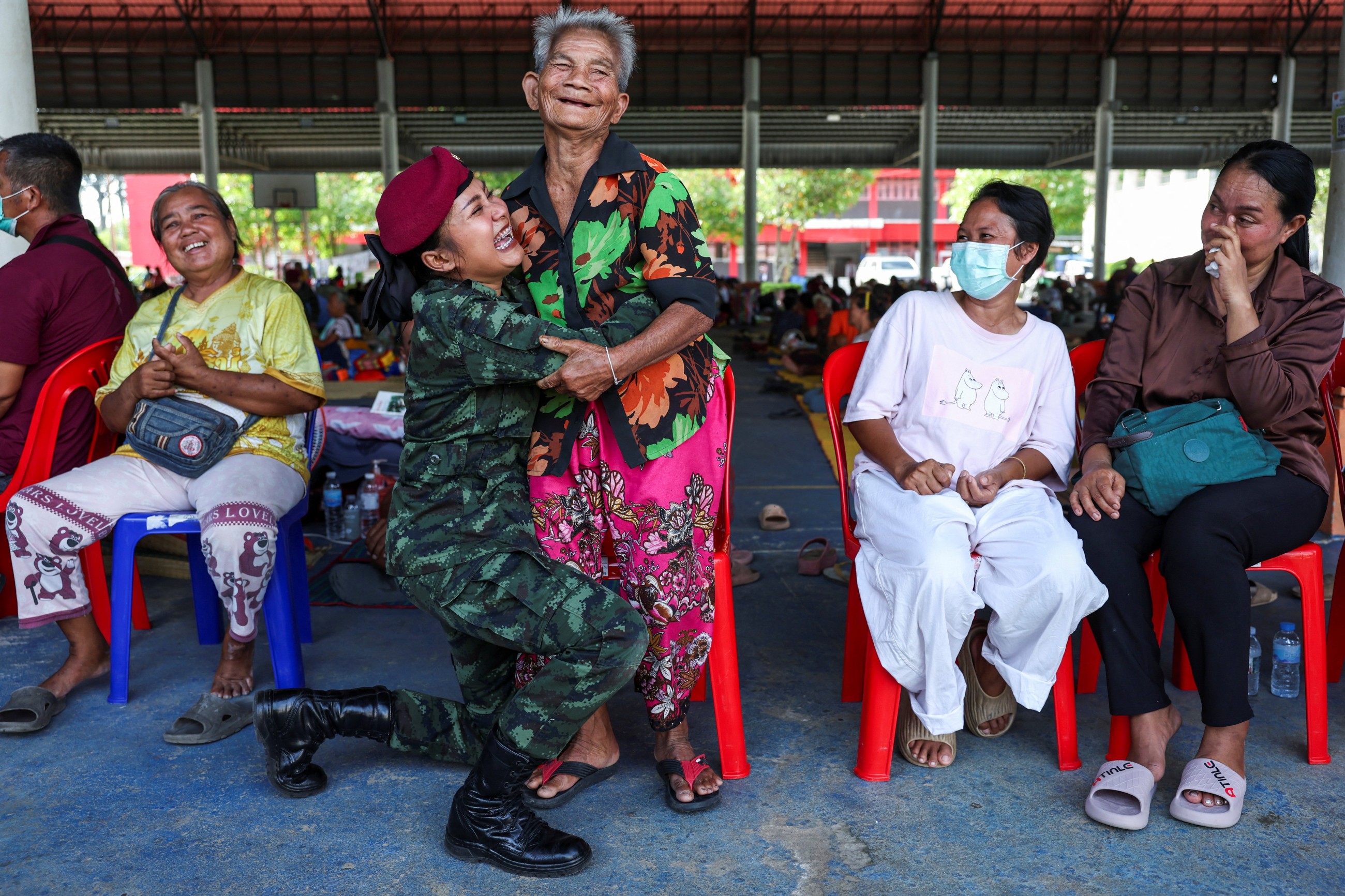 Thailand returns Cambodian soldiers ahead of border talks