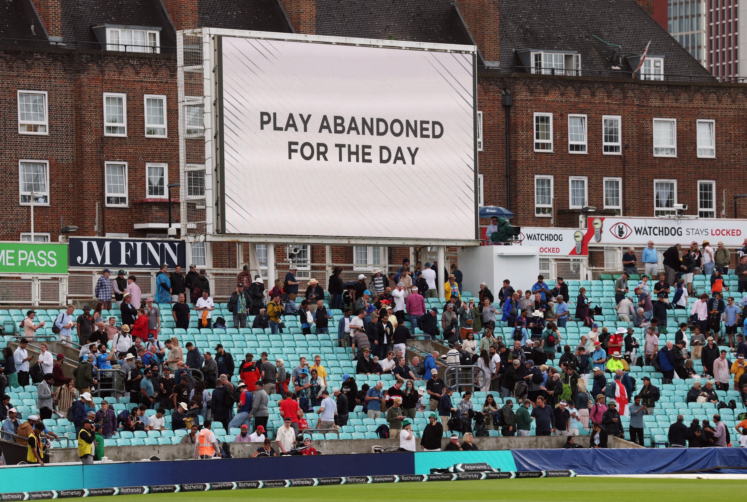 Weather sends gripping England-India Test into final day