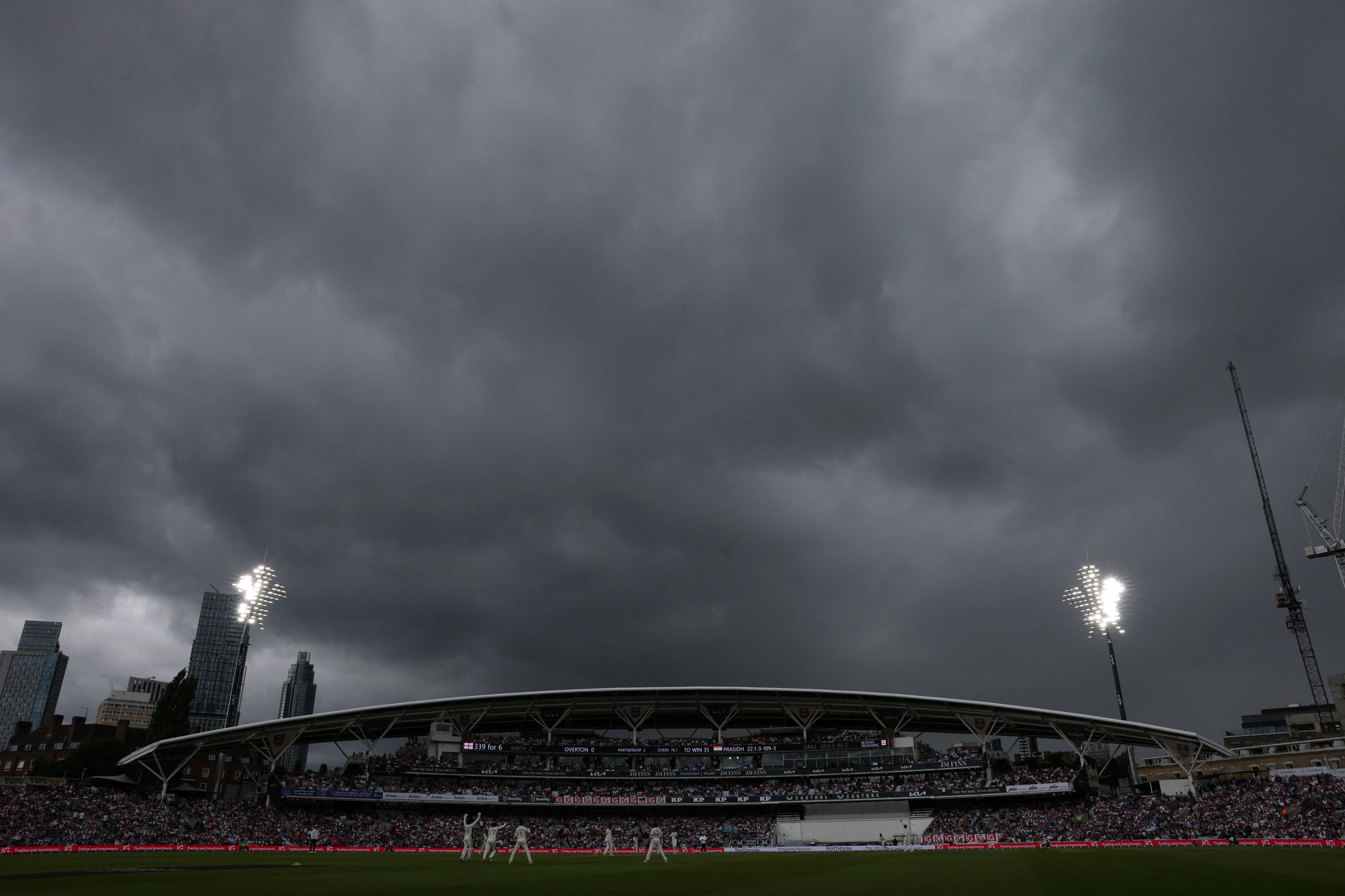 Weather sends gripping England-India Test into final day
