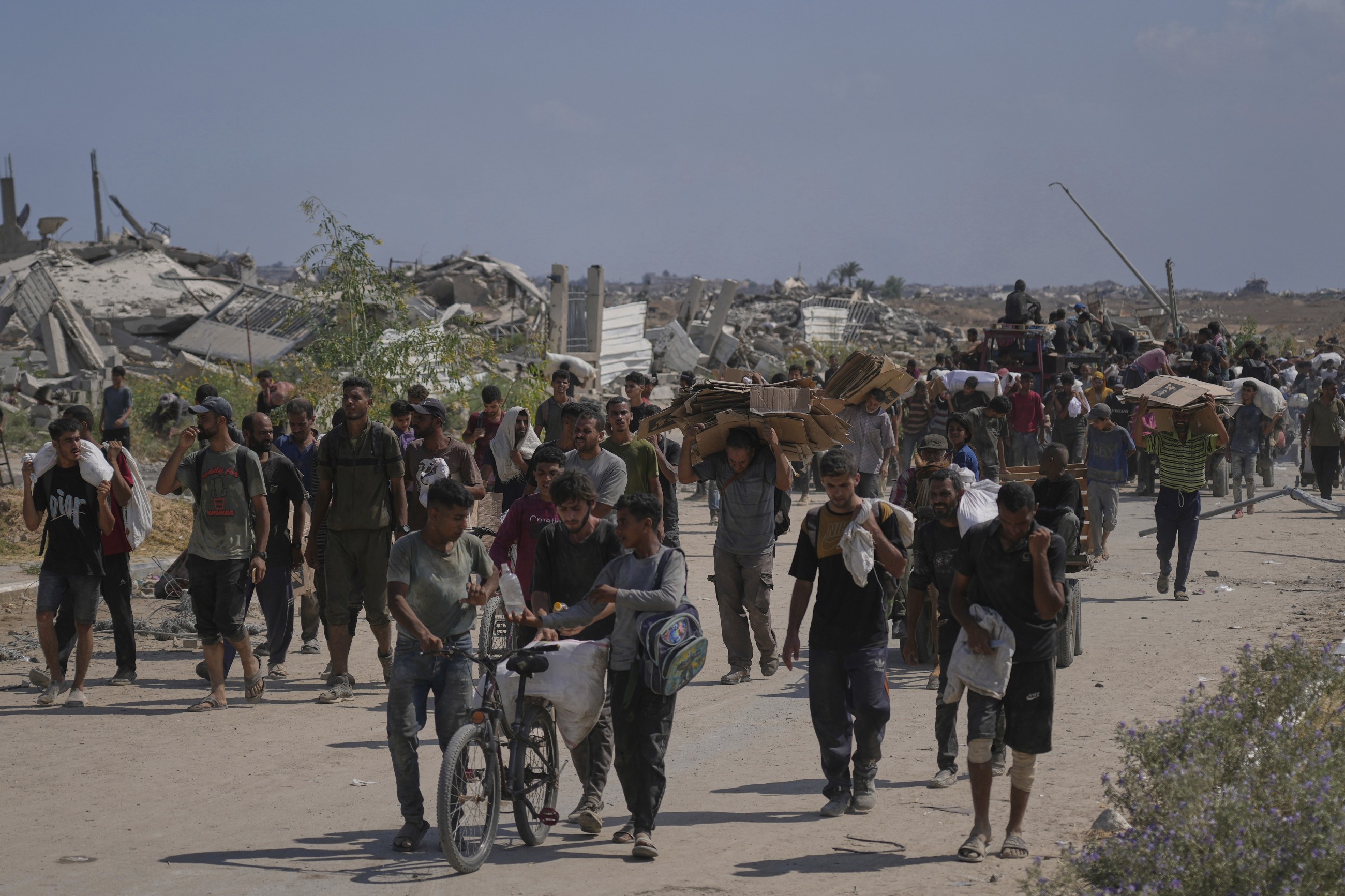 Netanyahu leaning toward seizing Gaza, Israeli TV says