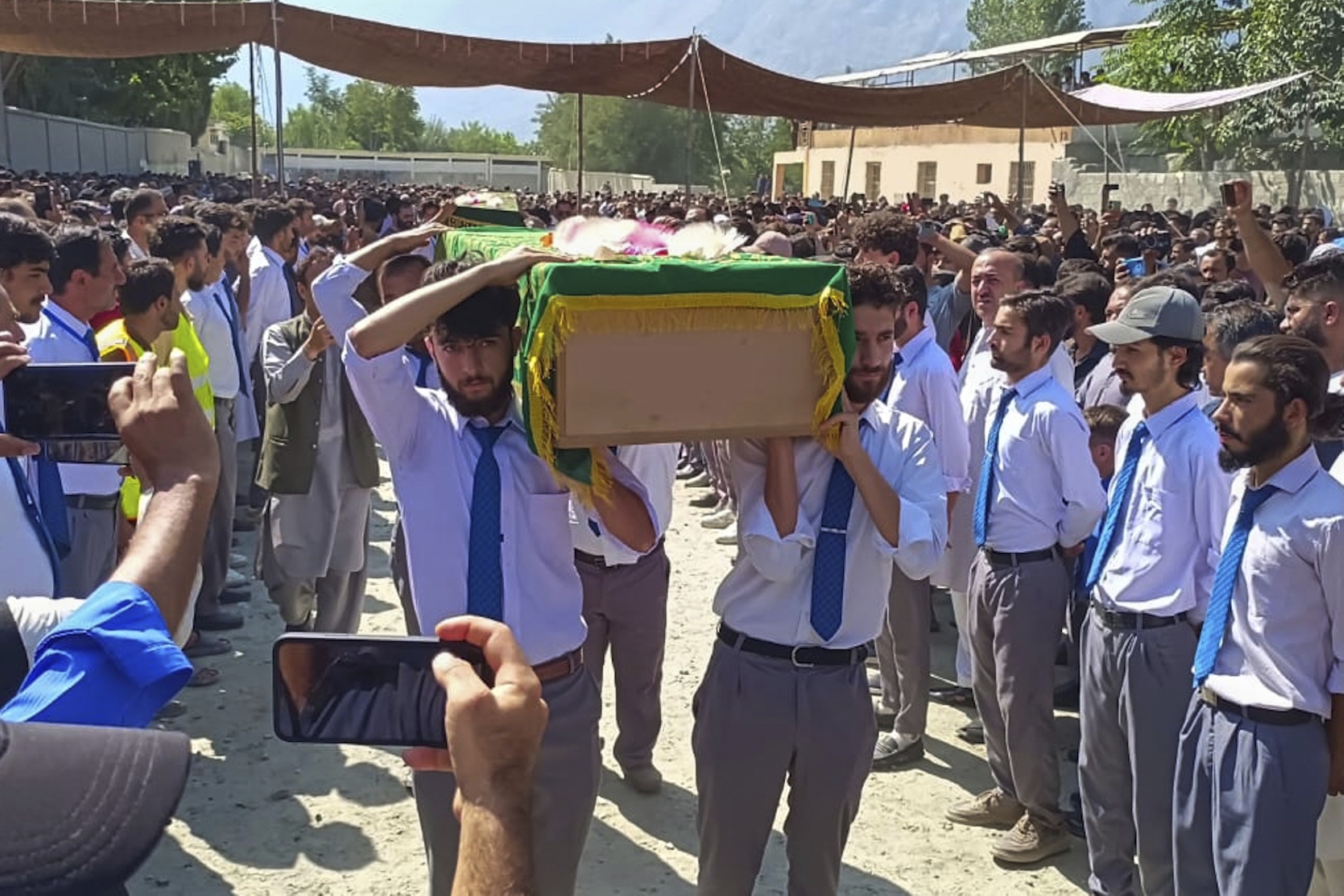 Massive mudslide kills 7 volunteers repairing flood damage in northern Pakistan