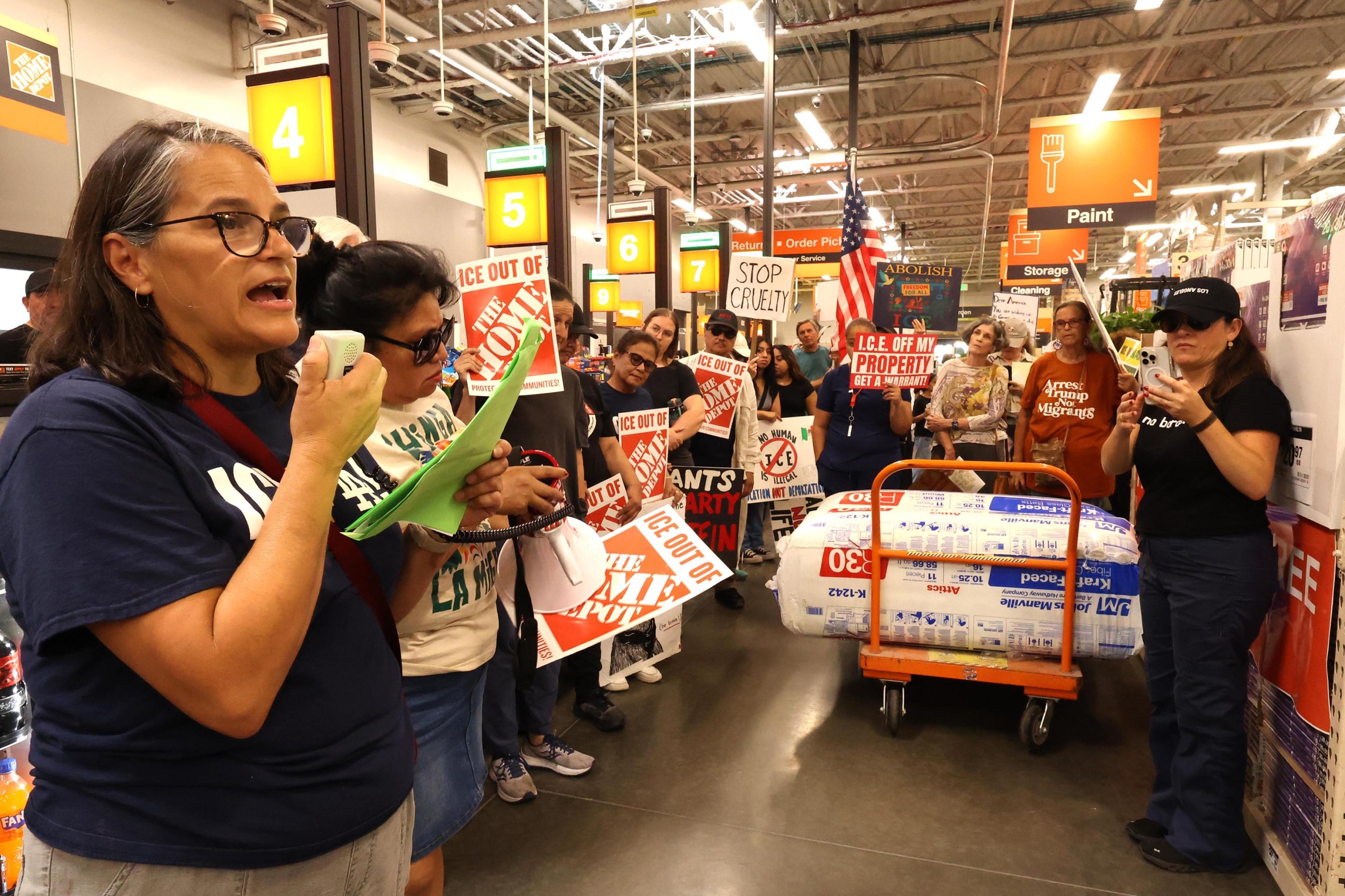 Teachers, retirees, activists stand up to immigration raids