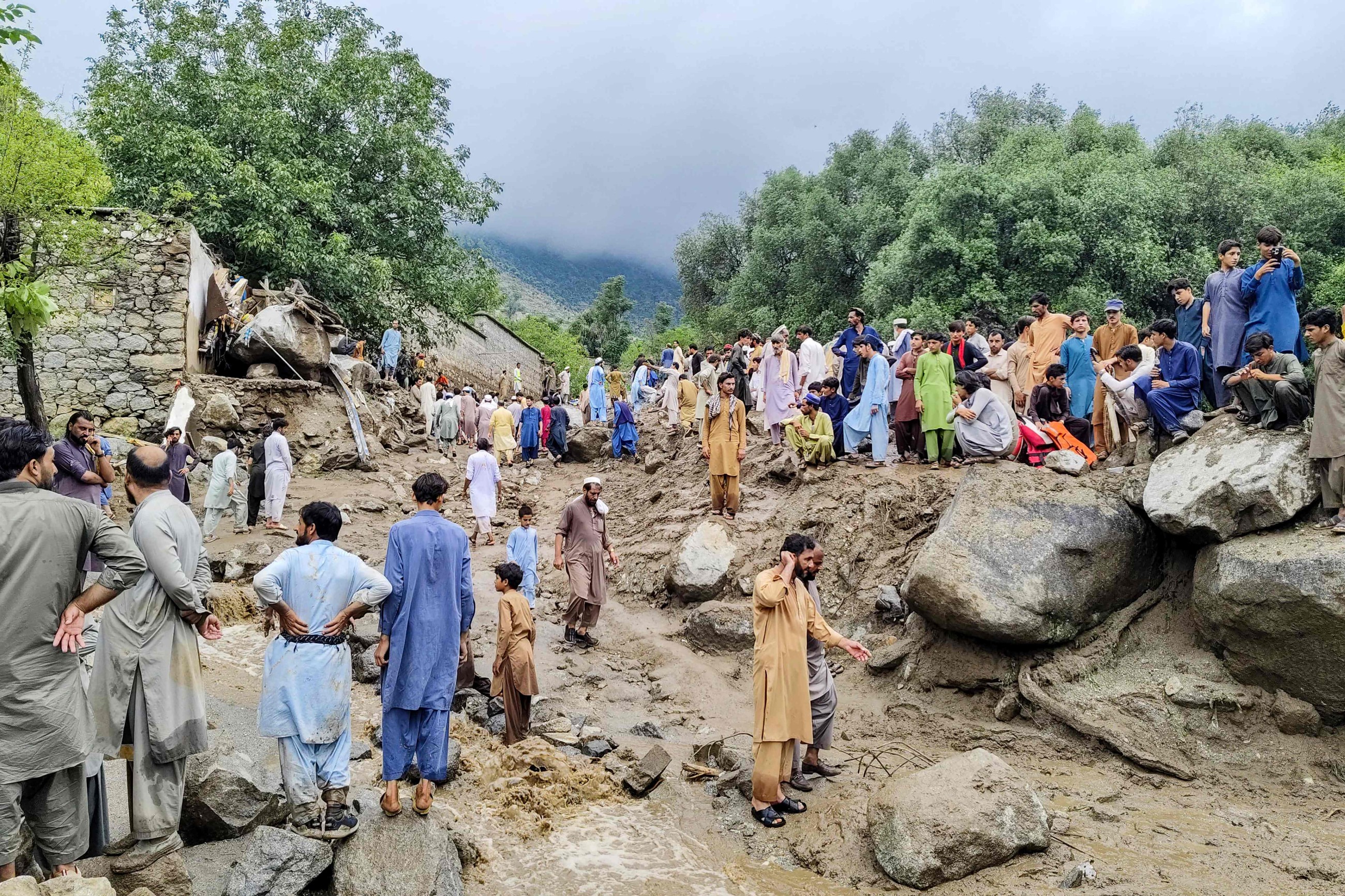 Pakistan rescuers recover bodies after monsoon rains kill 320