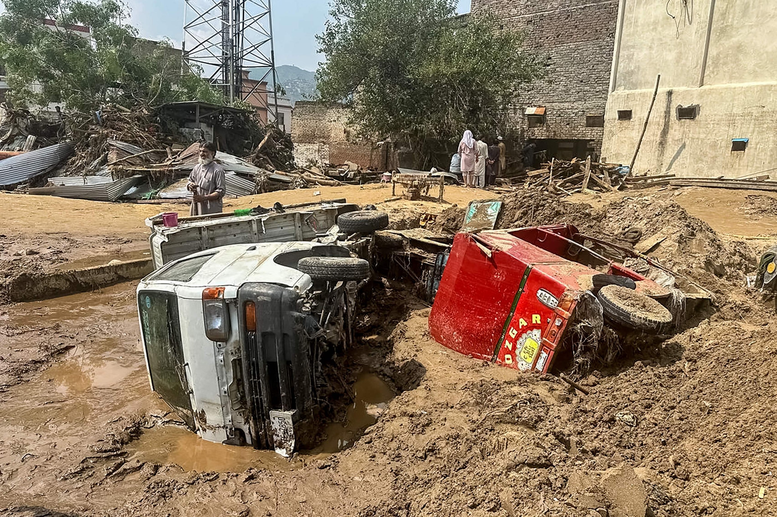 Pakistan rescuers recover bodies after monsoon rains kill 320