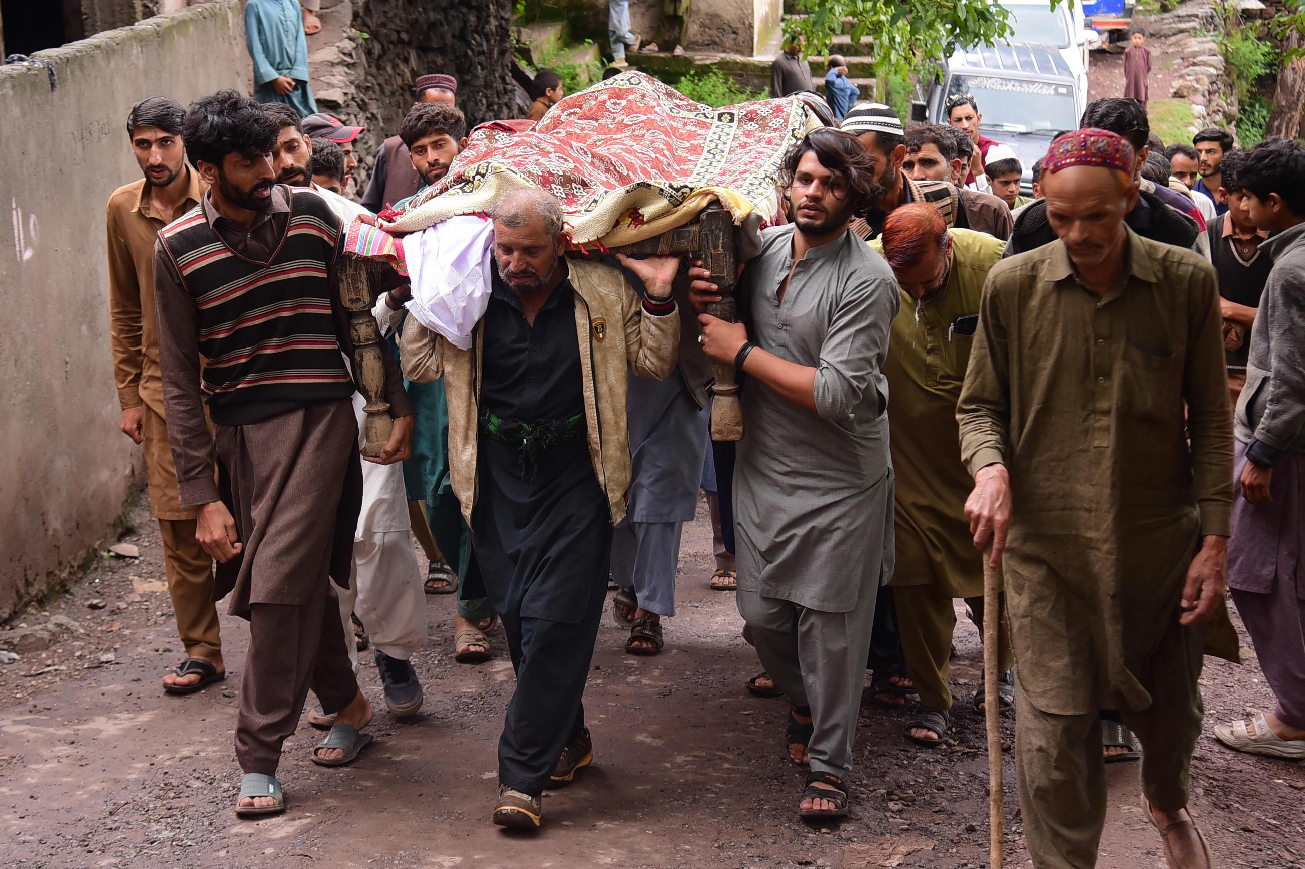 Pakistan rescuers recover bodies after monsoon rains kill 320
