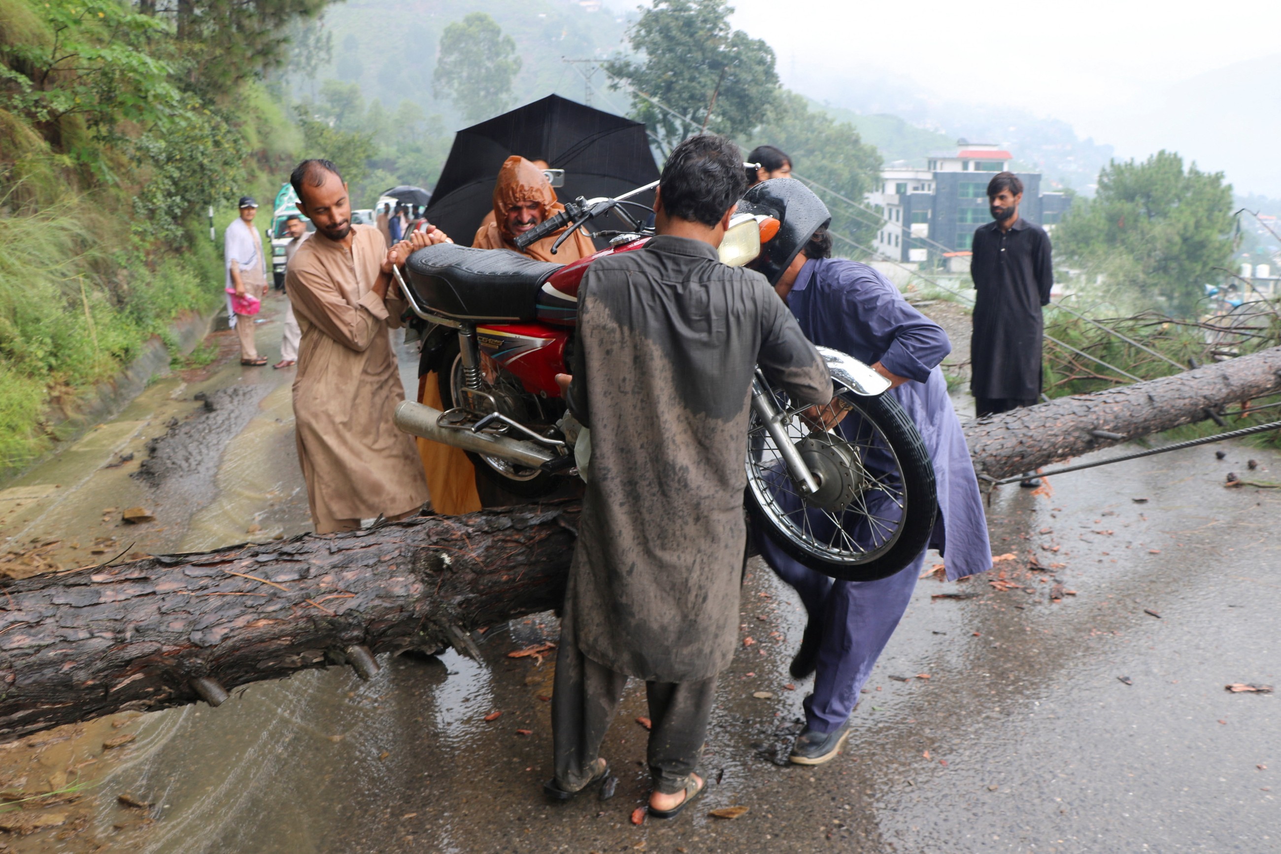 Pakistan rescuers recover bodies after monsoon rains kill 320