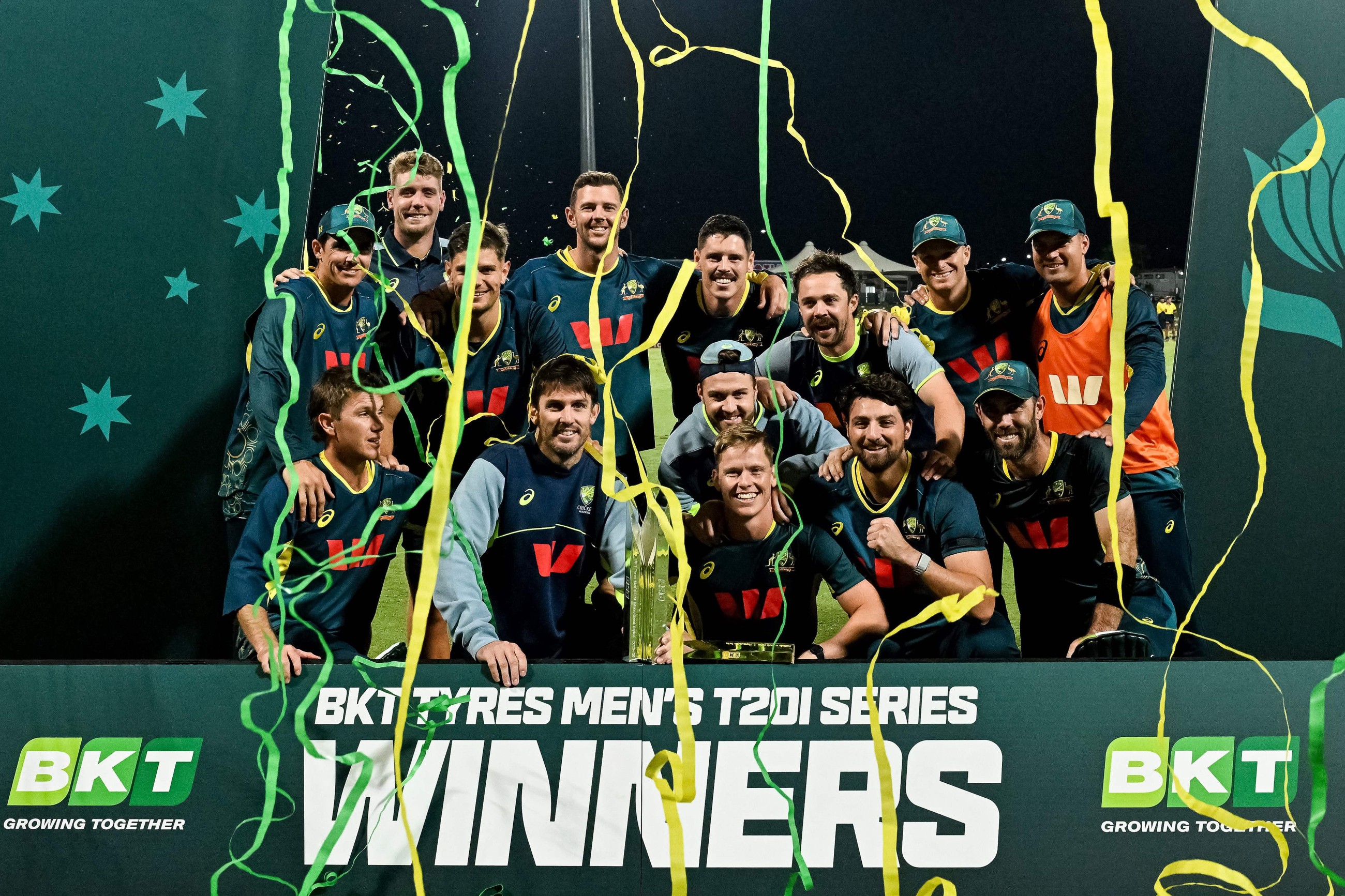 Maxwell slams unbeaten 62, leads Aussies to T20 series win against S.Africa