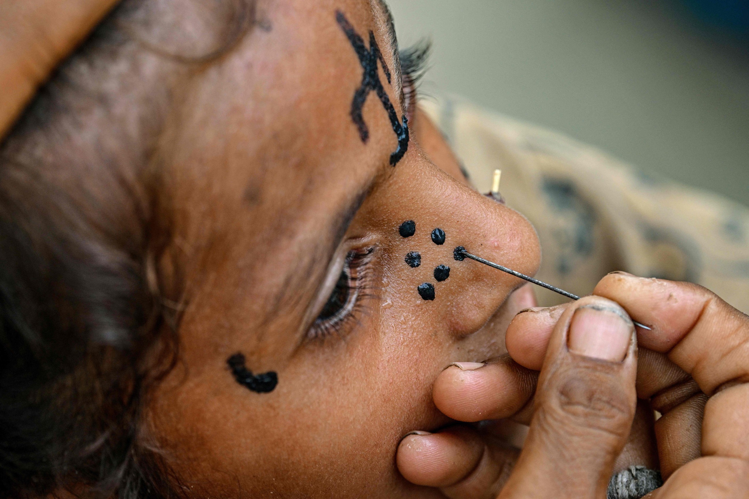 Rural town girls snub traditional Hindu face tattoos in Pakistan