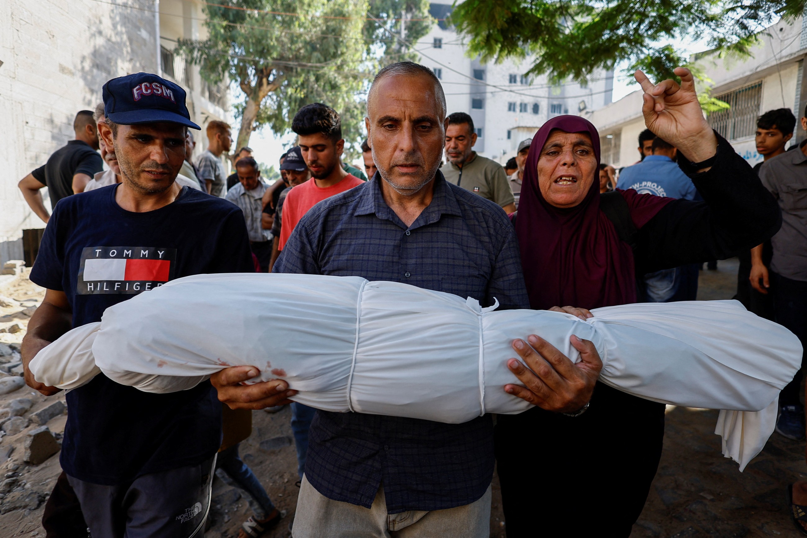 Israeli tanks close in on Gaza City, Trump to chair meeting