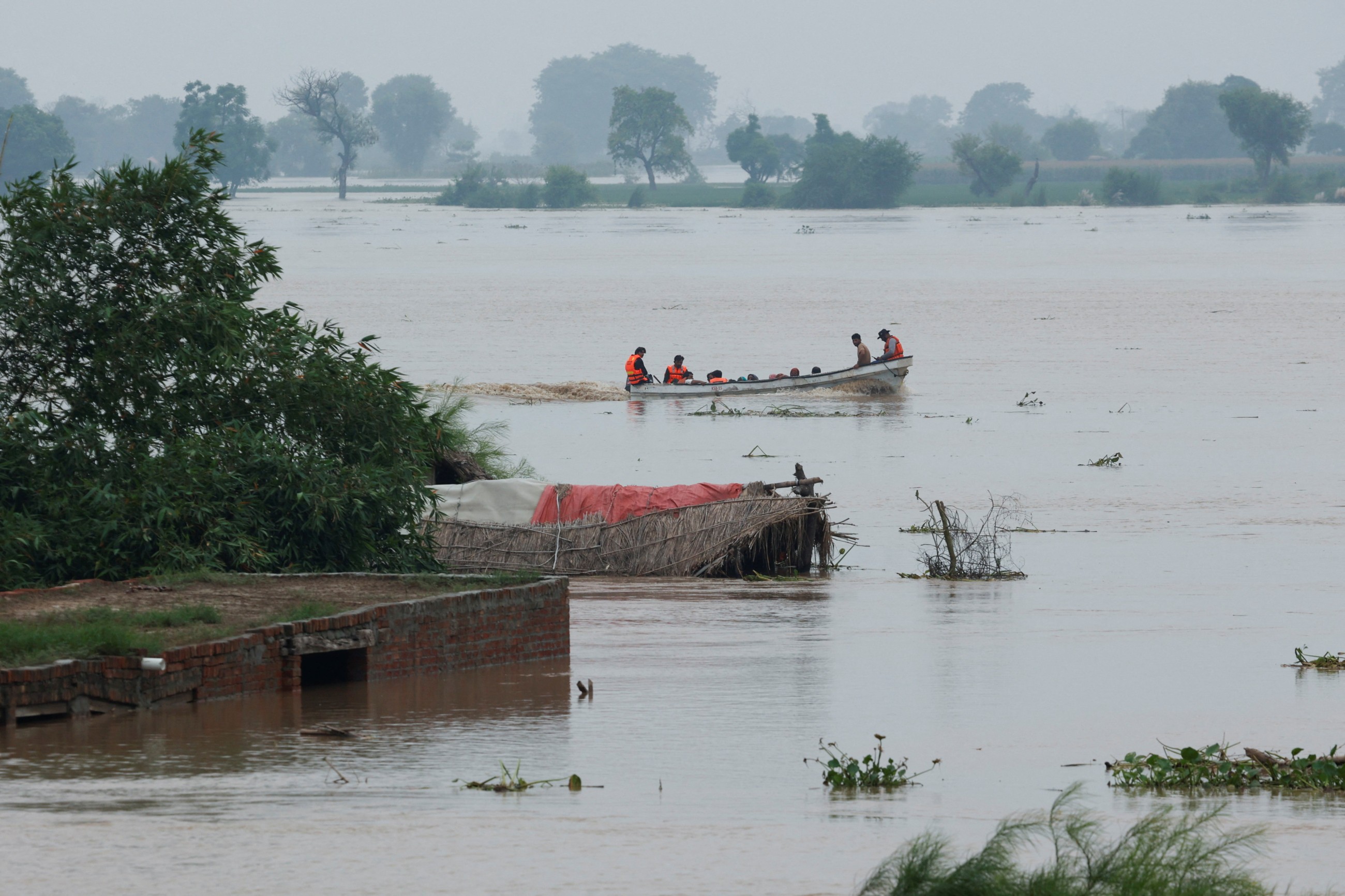 Pakistan rescuers working hard to deal with worsening floods