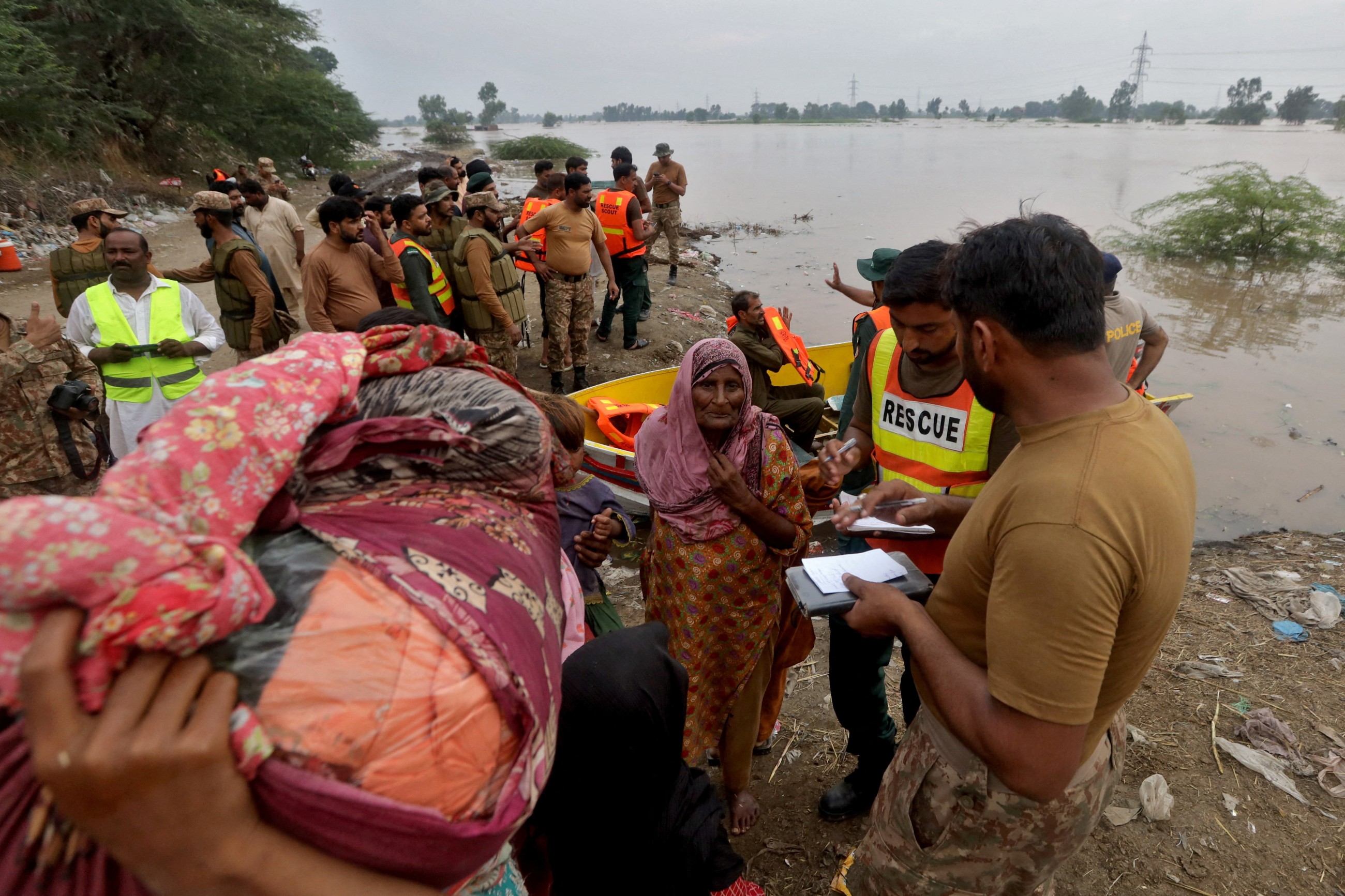 Pakistan rescuers working hard to deal with worsening floods