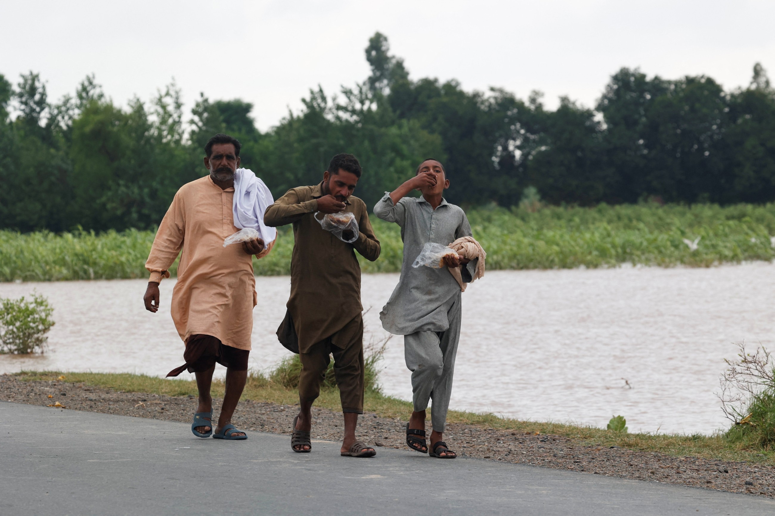 Pakistan evacuates half a million stranded by floods