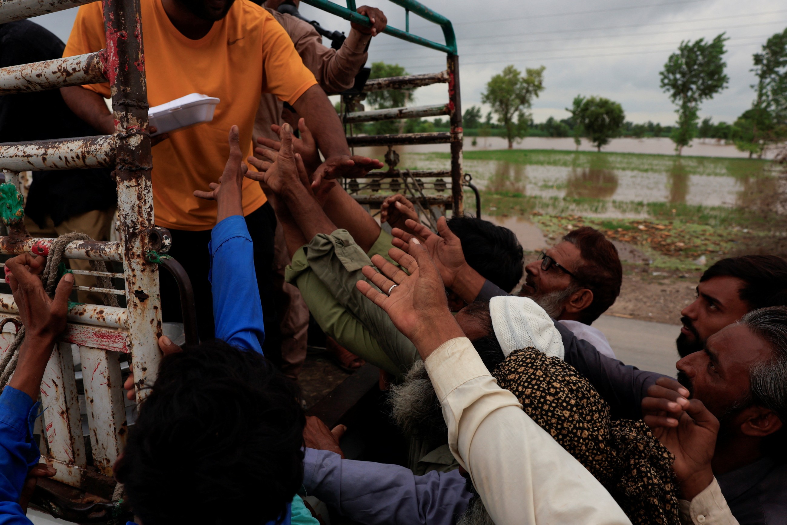 Pakistan evacuates half a million stranded by floods