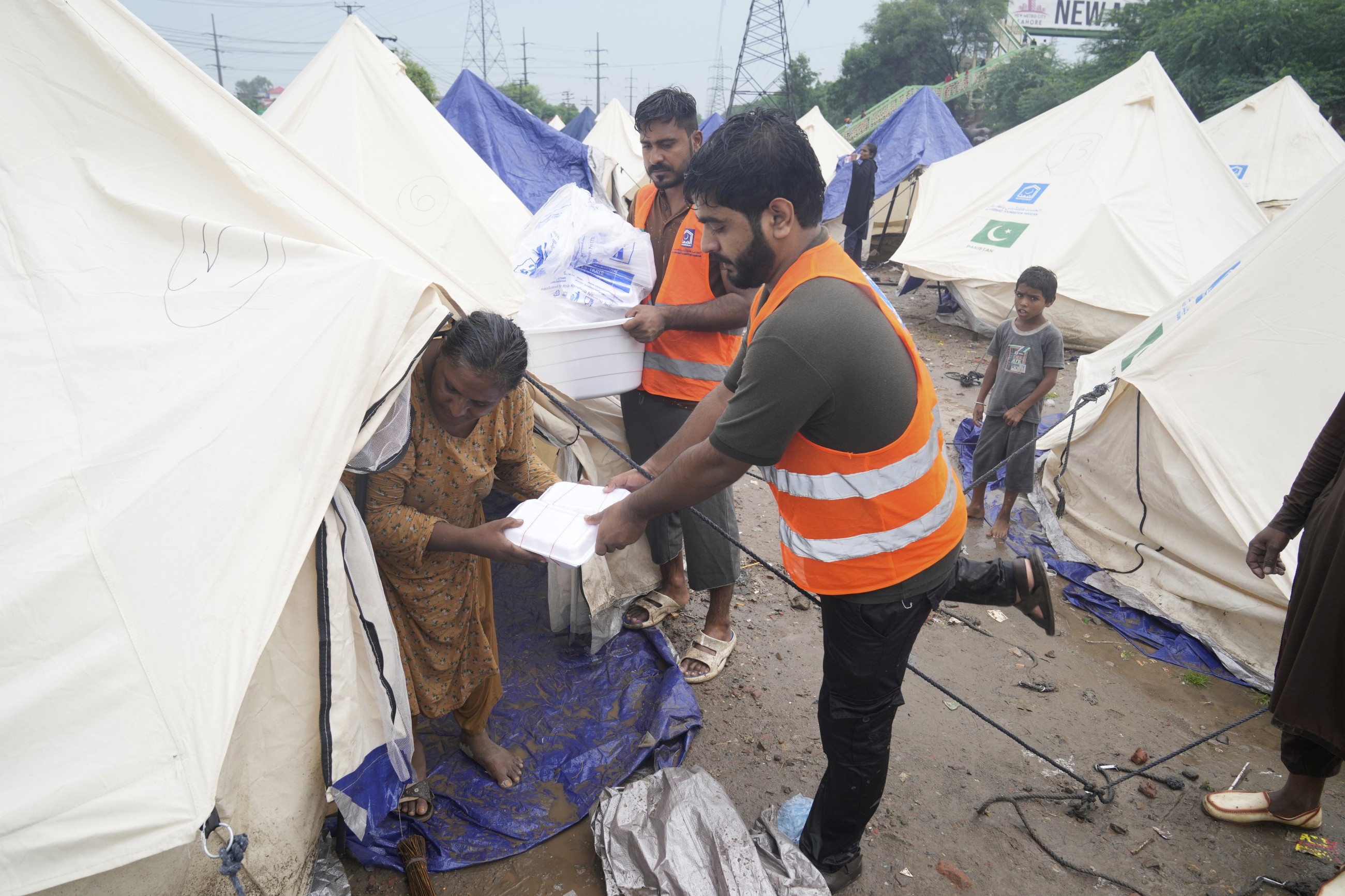 Pakistan evacuates half a million stranded by floods