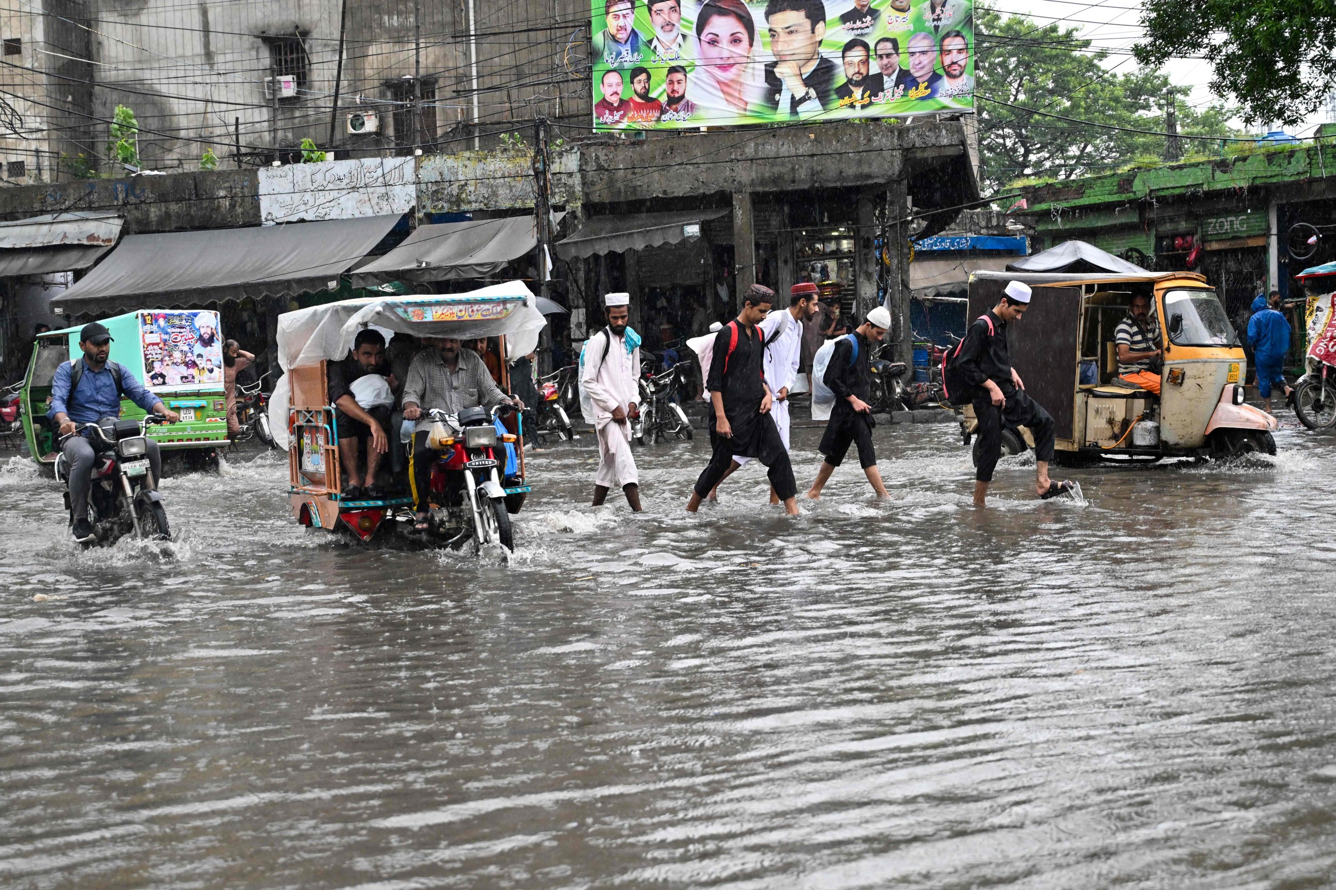 Pakistan evacuates half a million stranded by floods