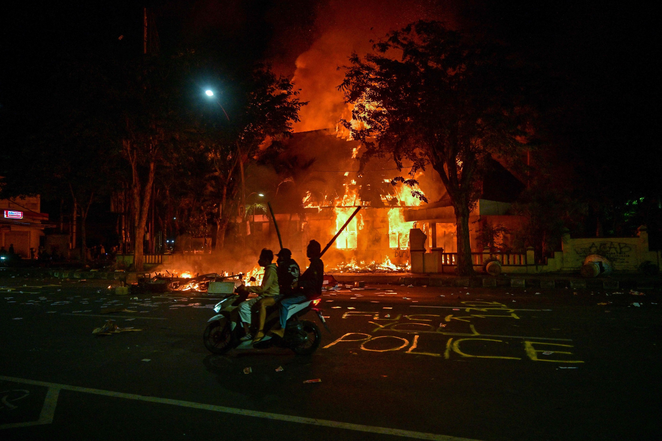 3 dead after mob sets fire to Indonesian regional parliament building