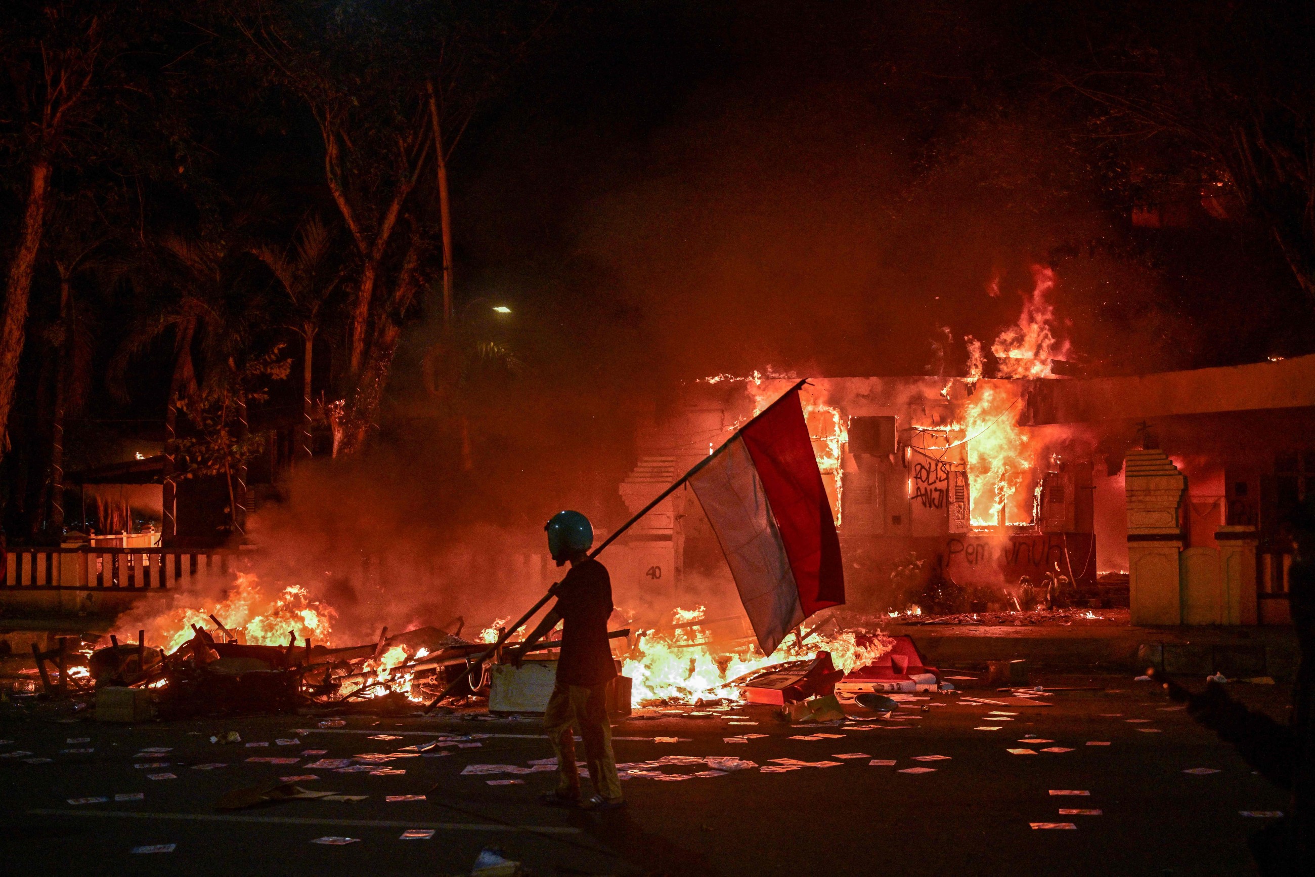 3 dead after mob sets fire to Indonesian regional parliament building