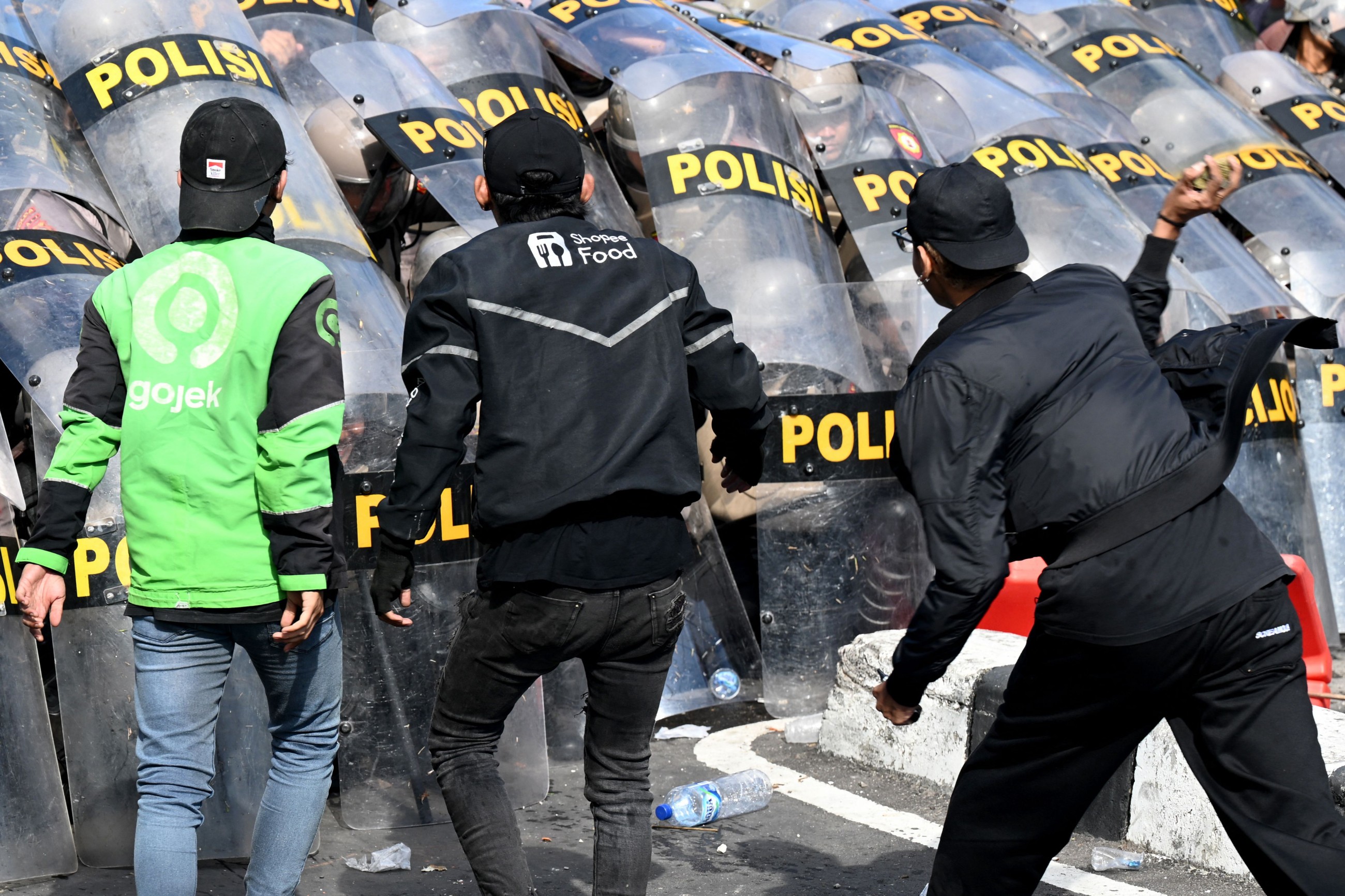 3 dead after mob sets fire to Indonesian regional parliament building