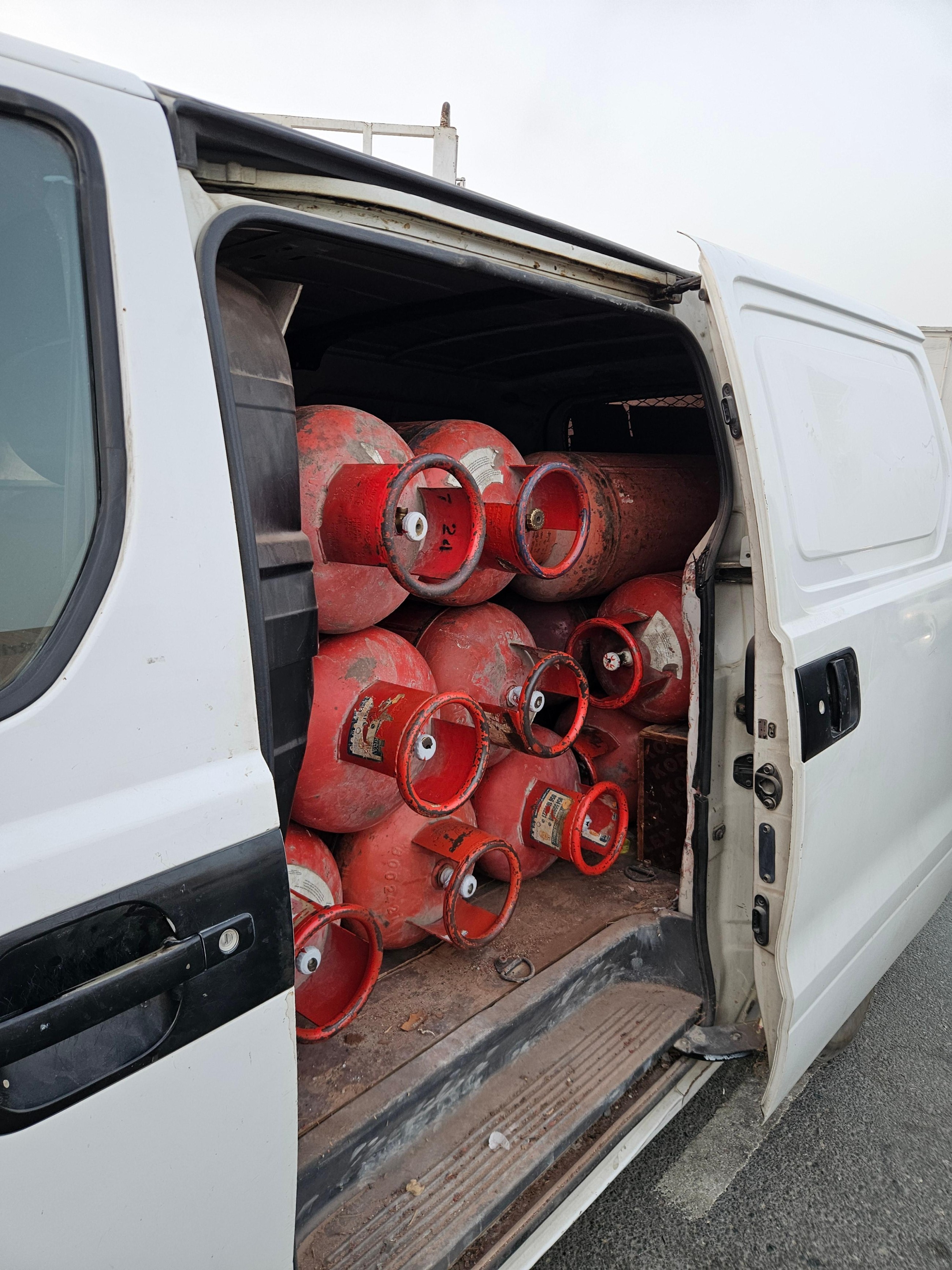 Dubai Police seize passenger minibus loaded with LPG cylinders in Al Quoz