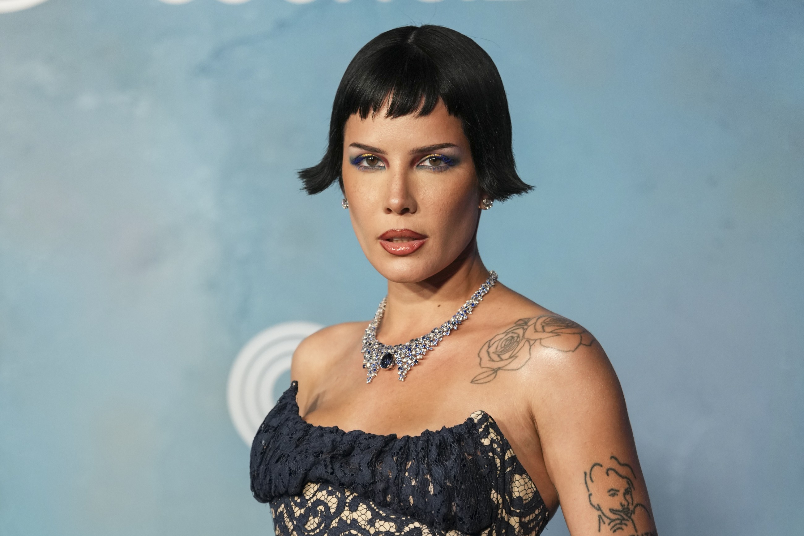 Halsey bietet hoch und Colman Domingo ist Gastgeber der amfAR-Gala in ...