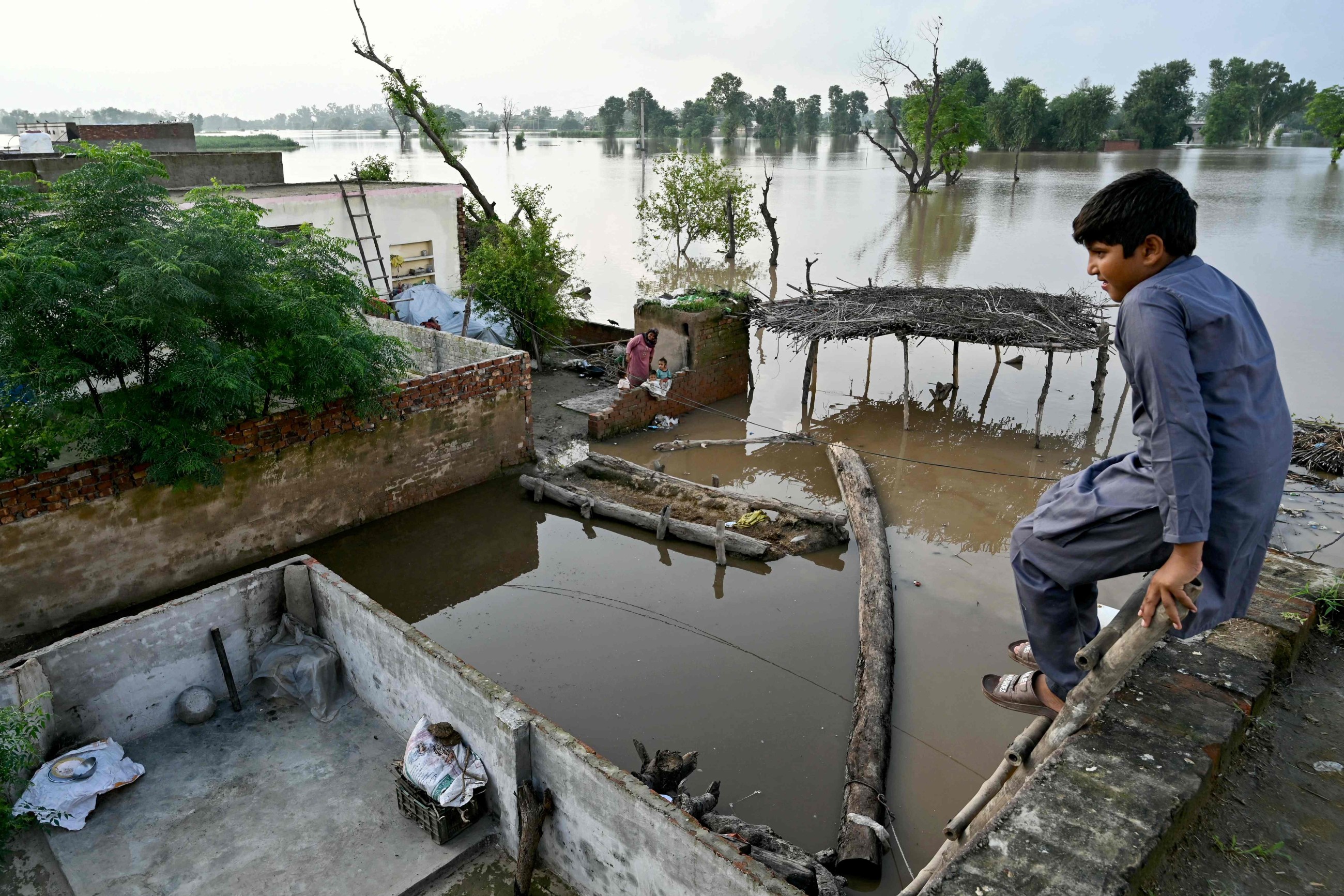 300,000 more evacuated in Pakistan after new Indian flood alert