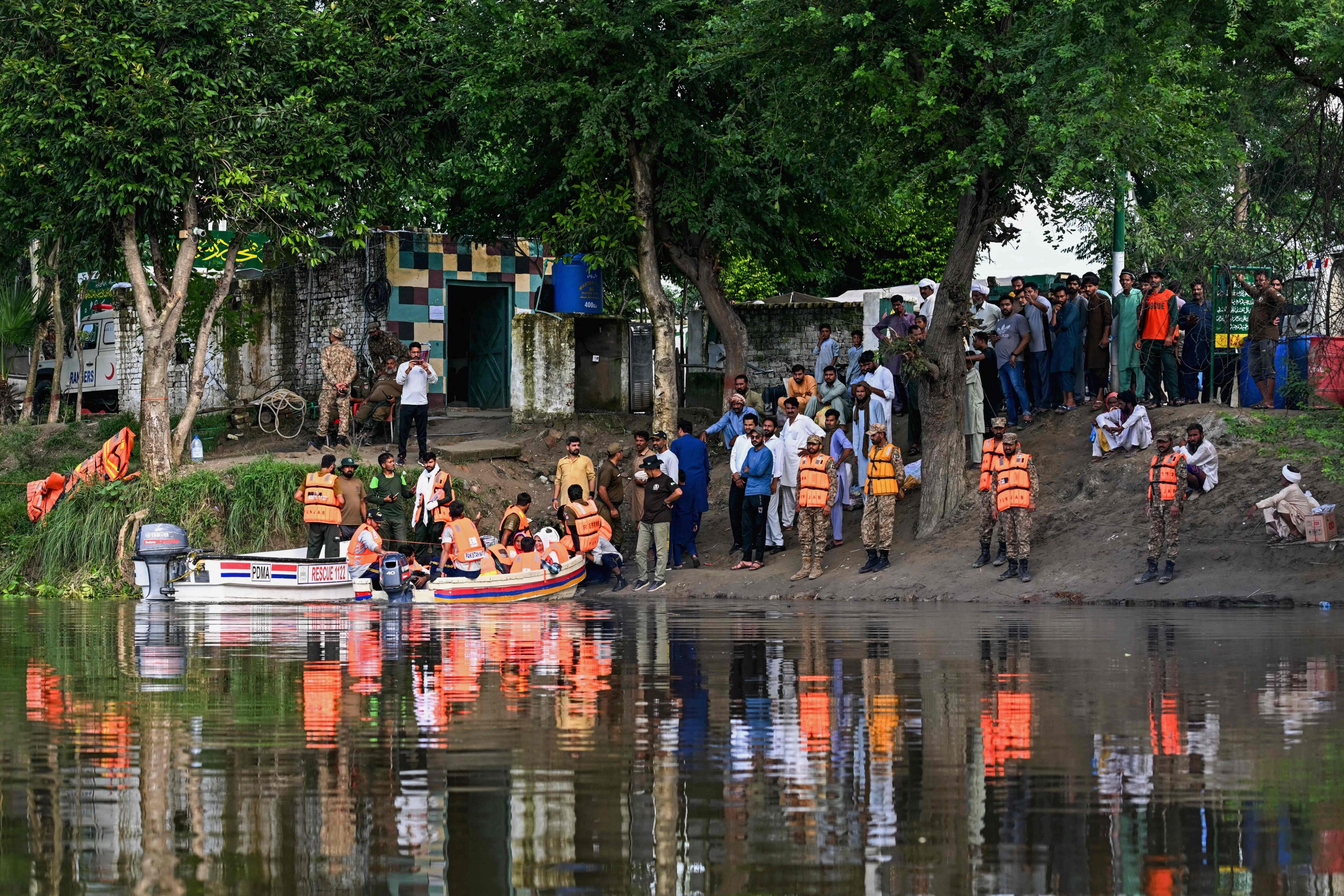 300,000 more evacuated in Pakistan after new Indian flood alert