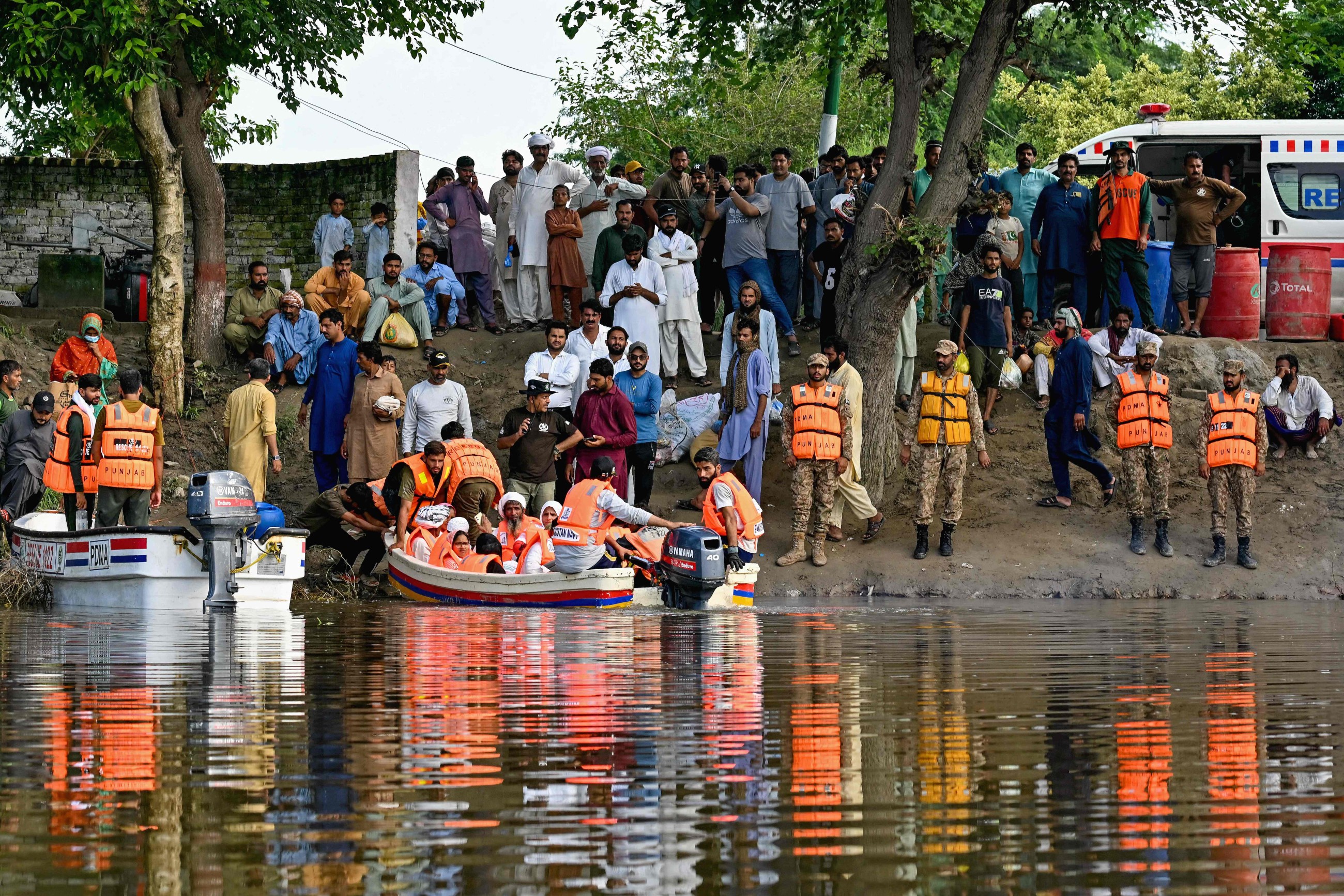 300,000 more evacuated in Pakistan after new Indian flood alert
