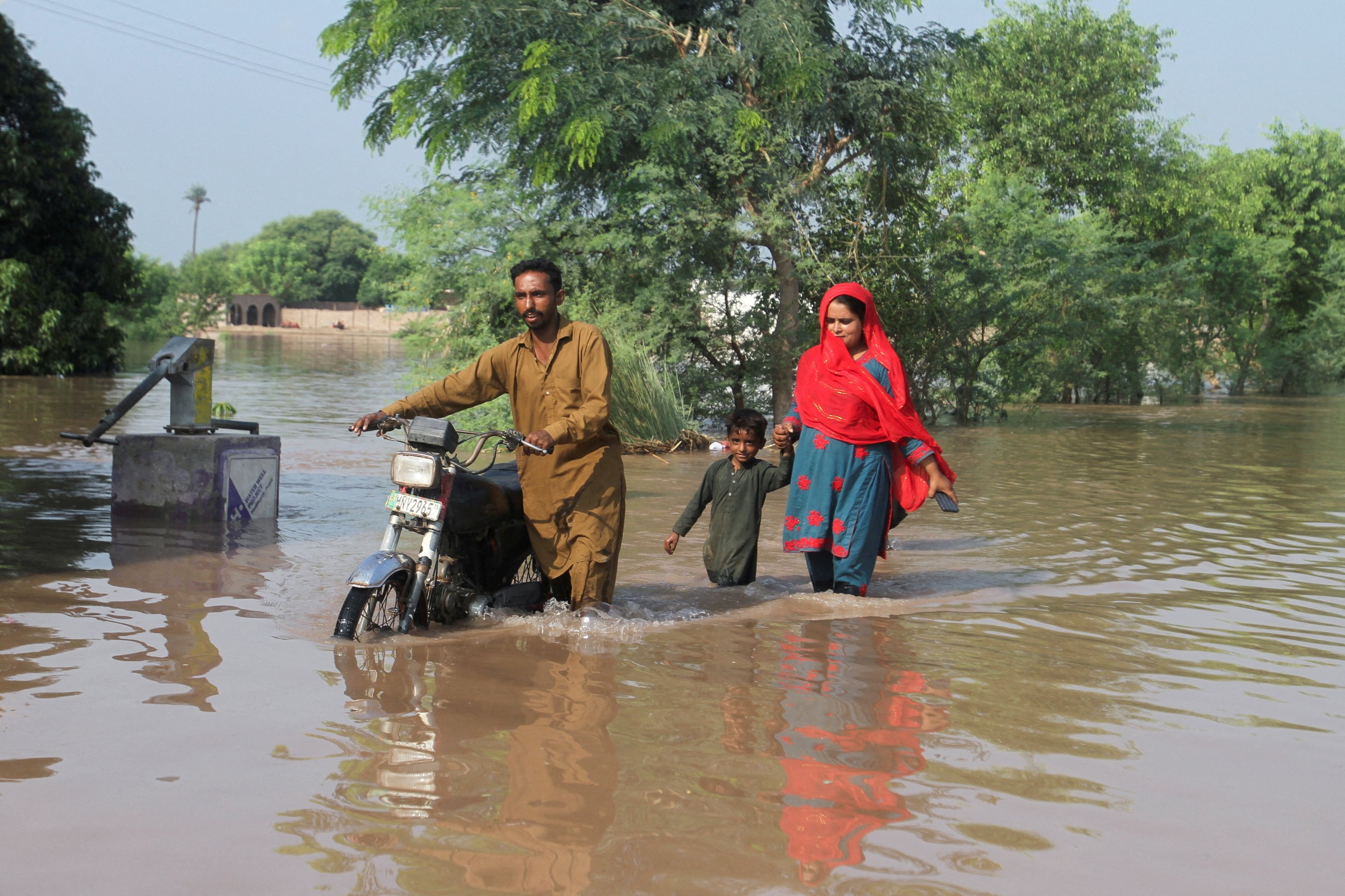 Pakistan&rsquo;s southern Sindh province evacuates 100,000 over flooding threat