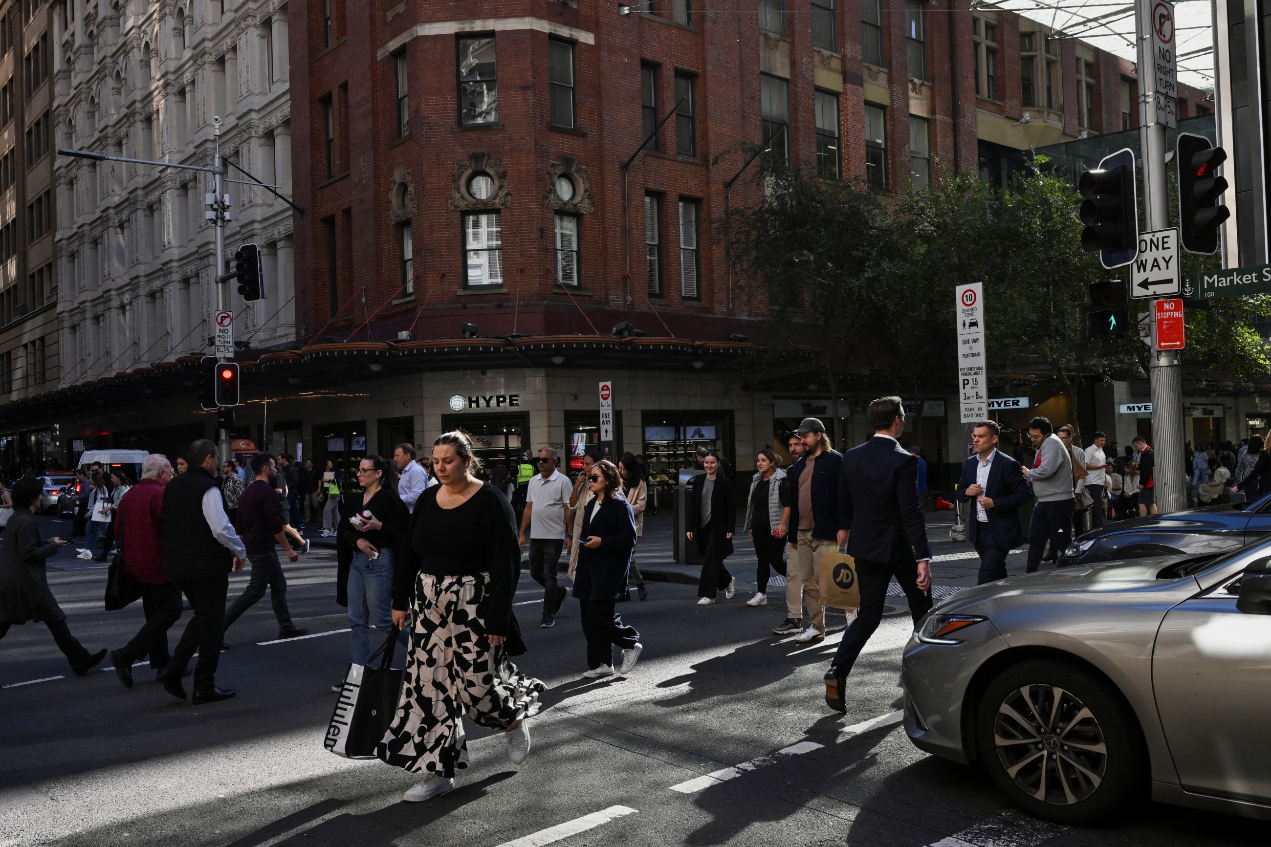 Australia's consumer sentiment falls 3.1% on economic angst
