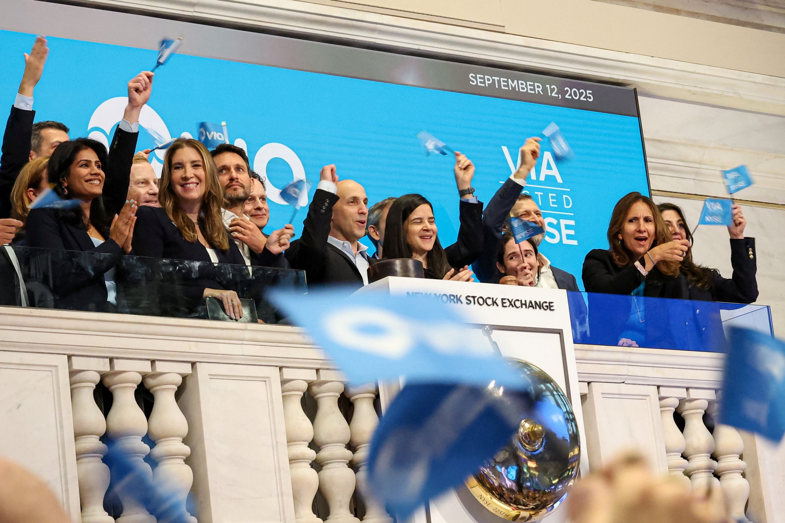 World stock markets hang onto gains as US rate cuts in focus