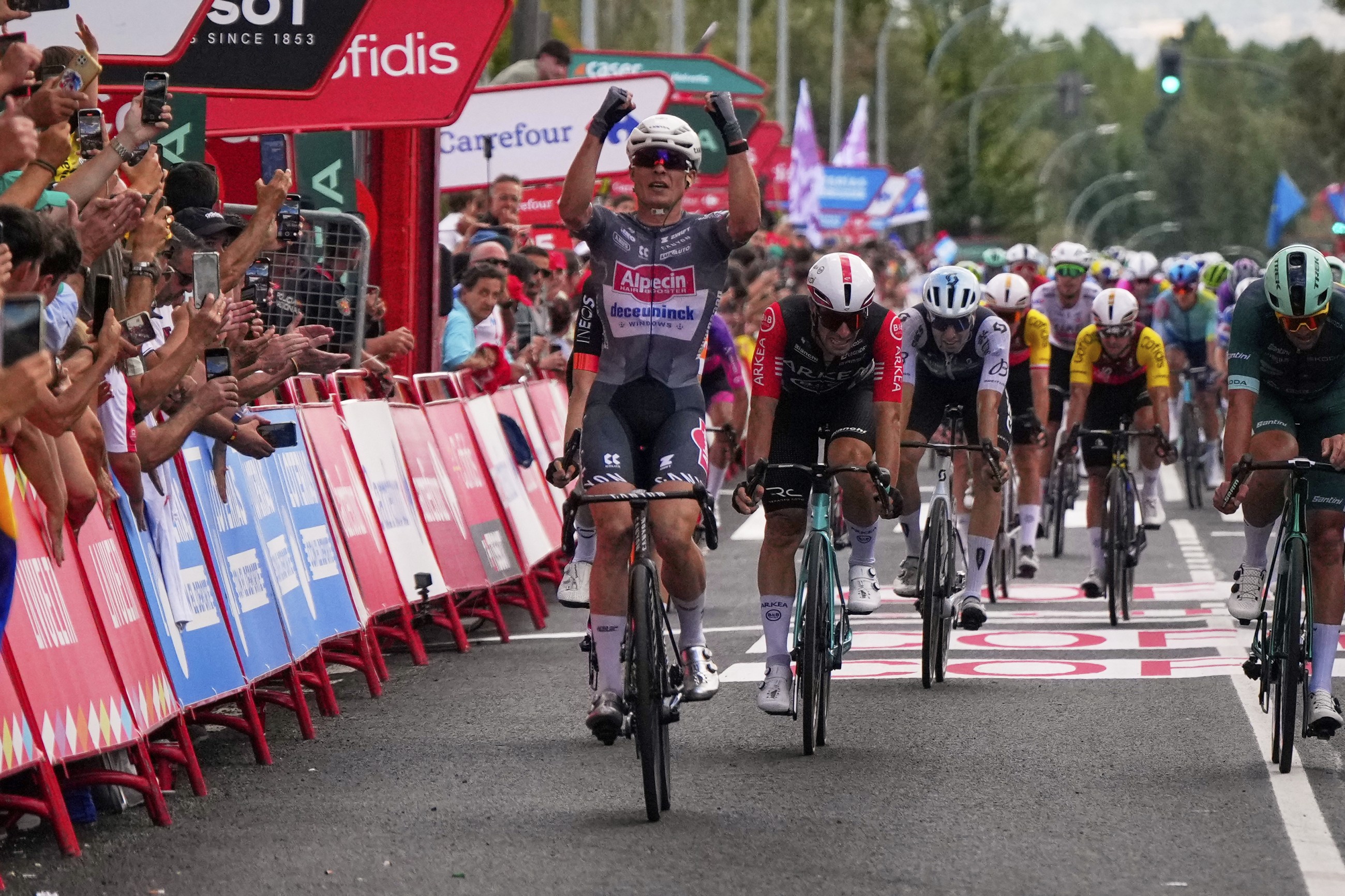 Philipsen dominates 19th stage to complete Vuelta hat-trick, Vingegaard extends lead