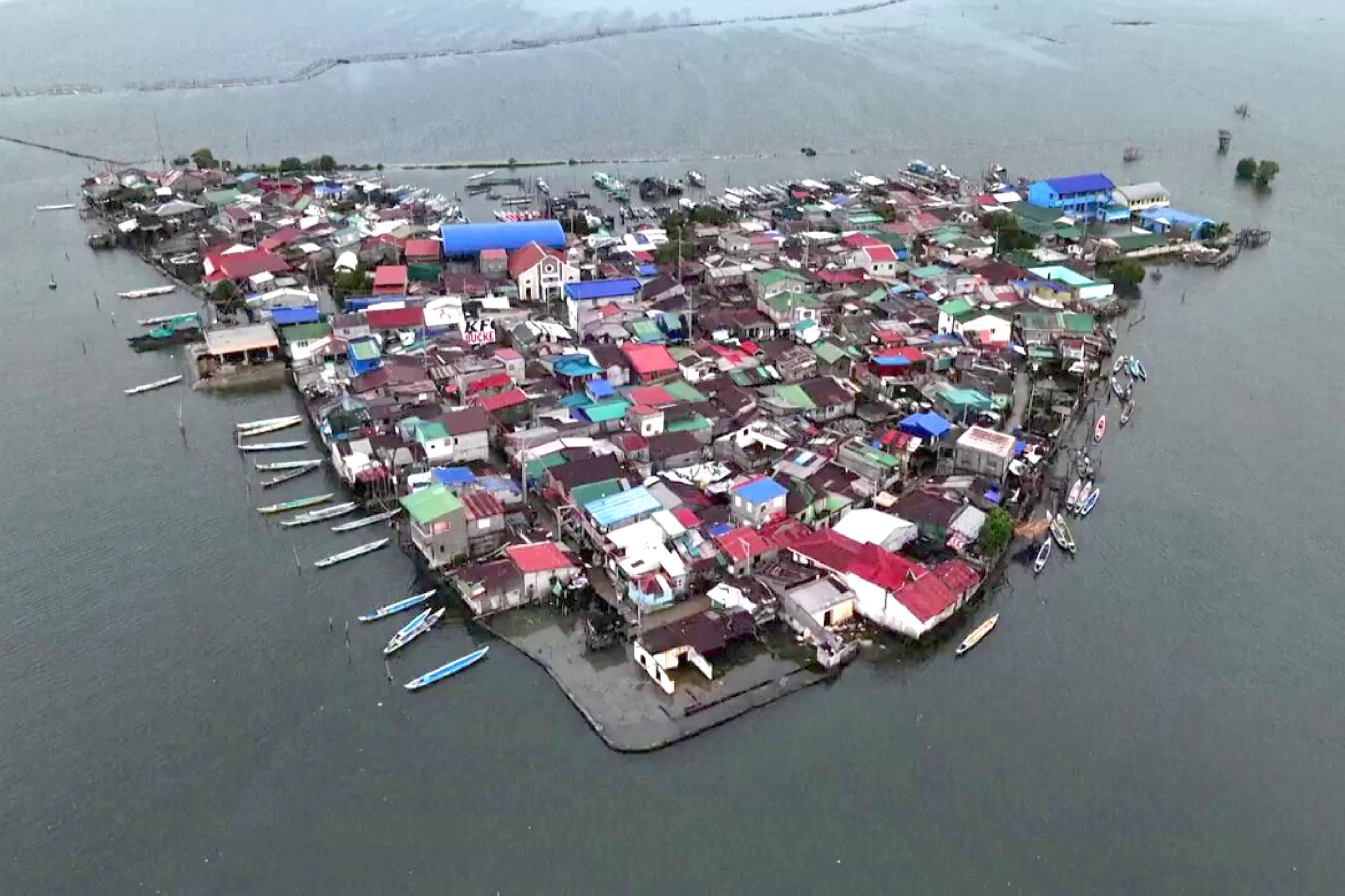 Filipinos battle rising sea on sinking island