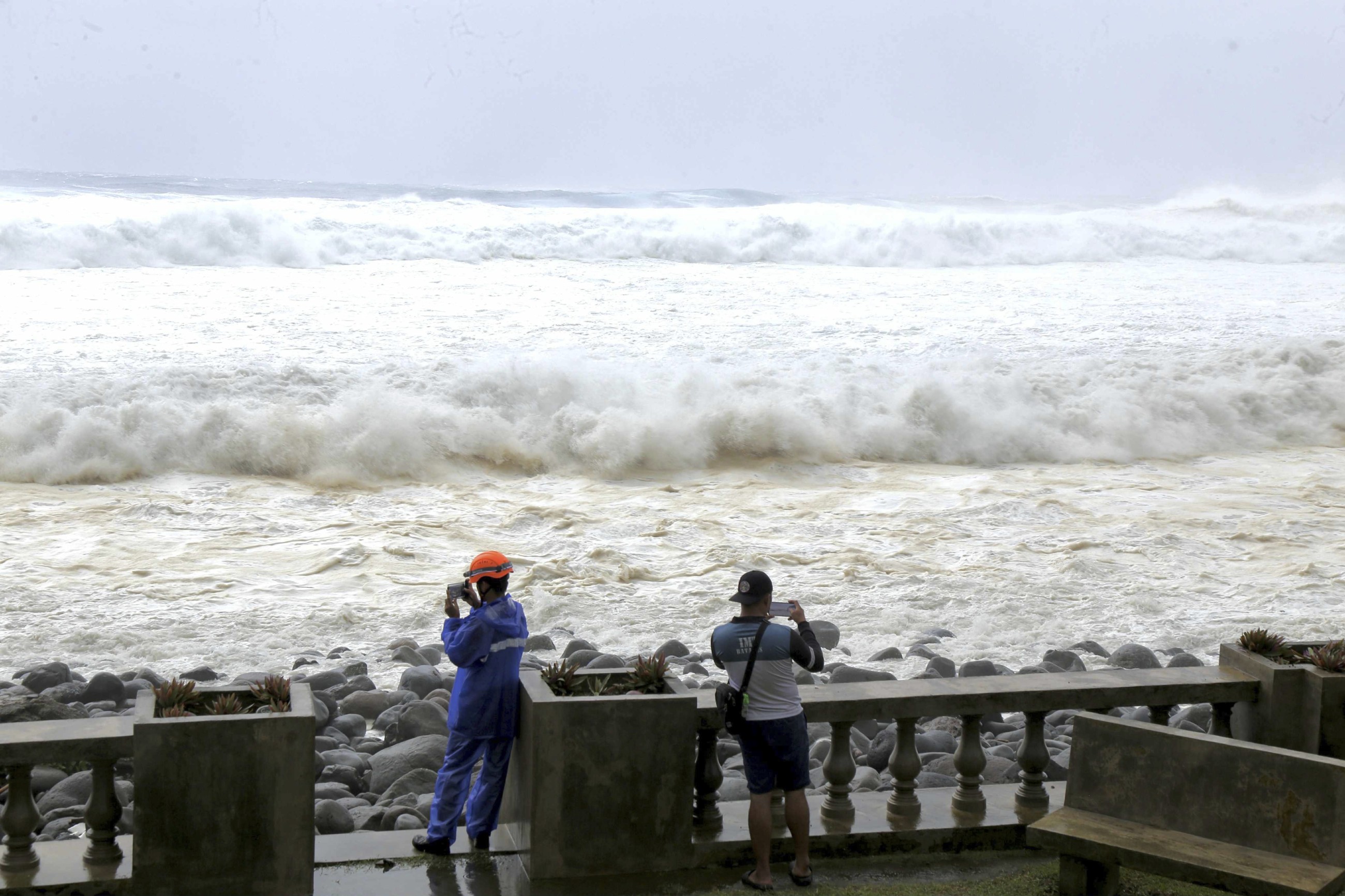 Thousands evacuated in Philippines as super typhoon nears land